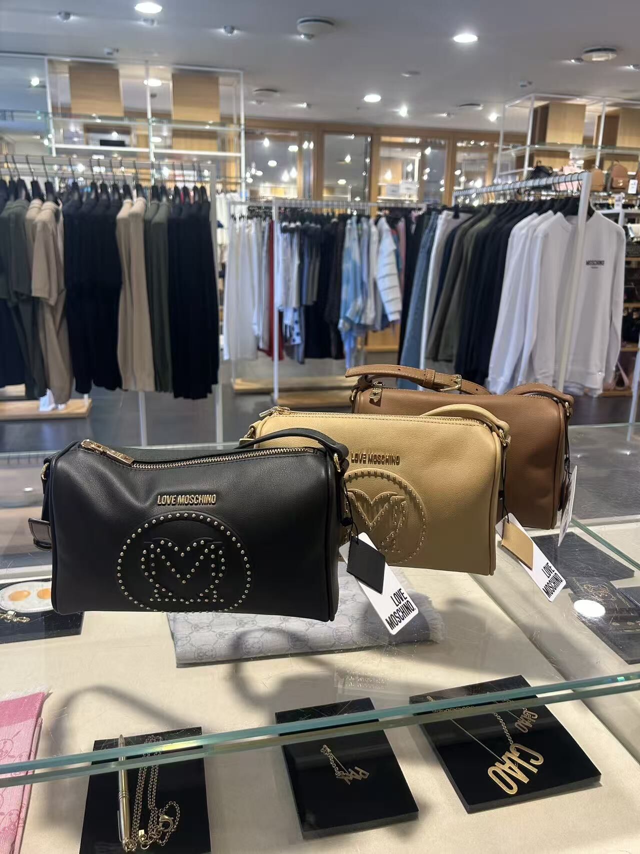LYS02131 Love Moschino 窩釘logo圓筒袋