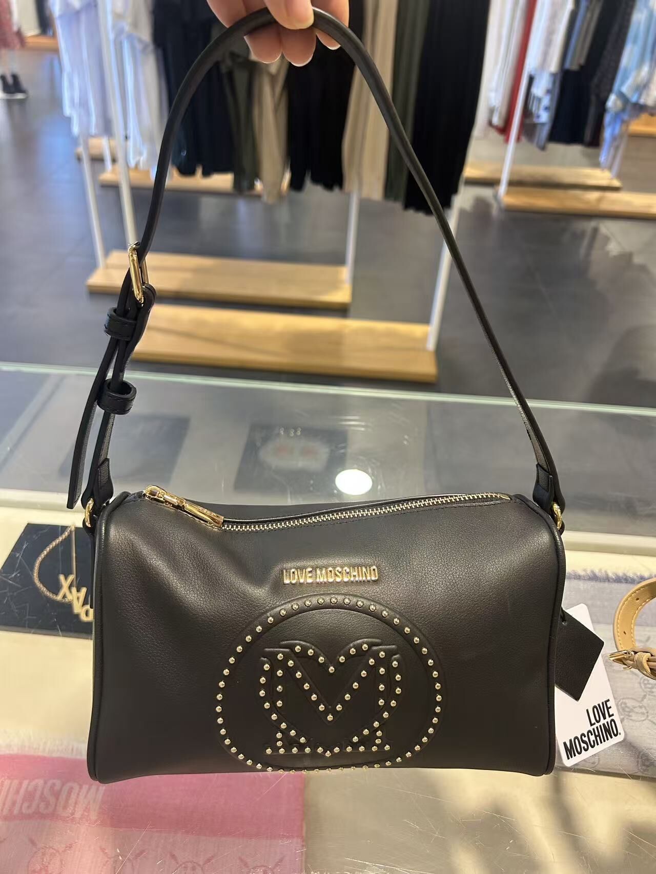 LYS02447 Love Moschino 窩釘logo圓筒袋