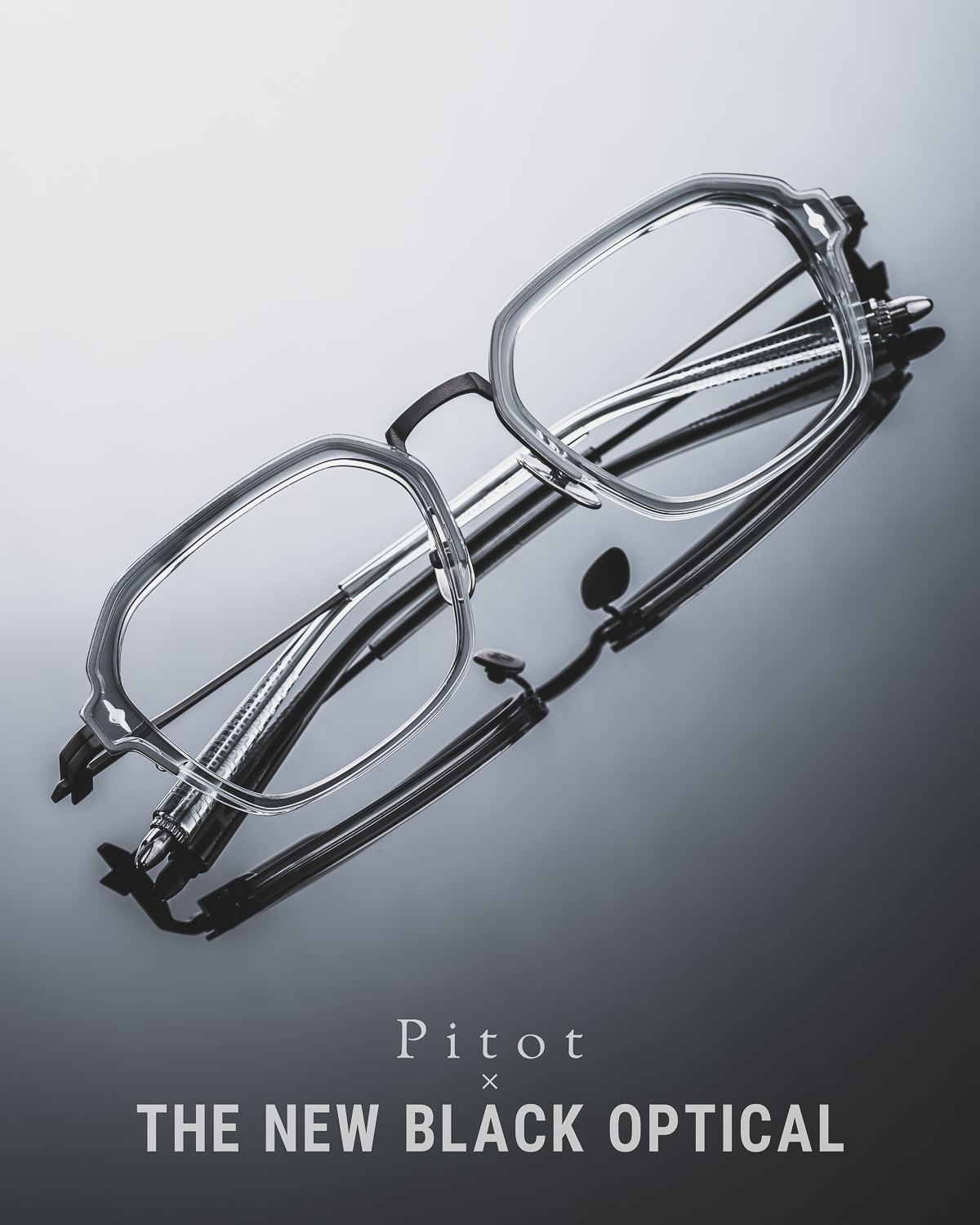 Pitot x TNBO 聯乘款 BASJOO I 透灰色眼鏡正面,展示鈦金屬圈包覆清透深灰立體切割板材圈結構
