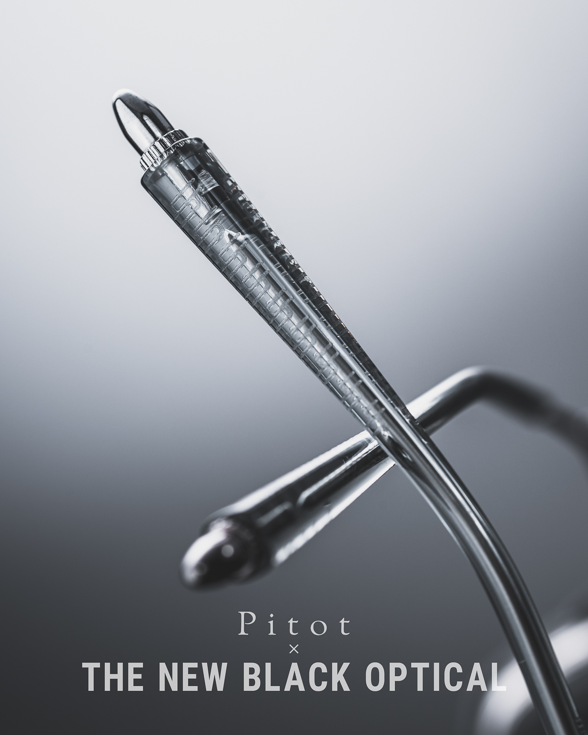 Pitot x TNBO 聯乘款 BASJOO I 透灰色眼鏡正面，展示鈦金屬圈包覆清透深灰立體切割板材圈結構