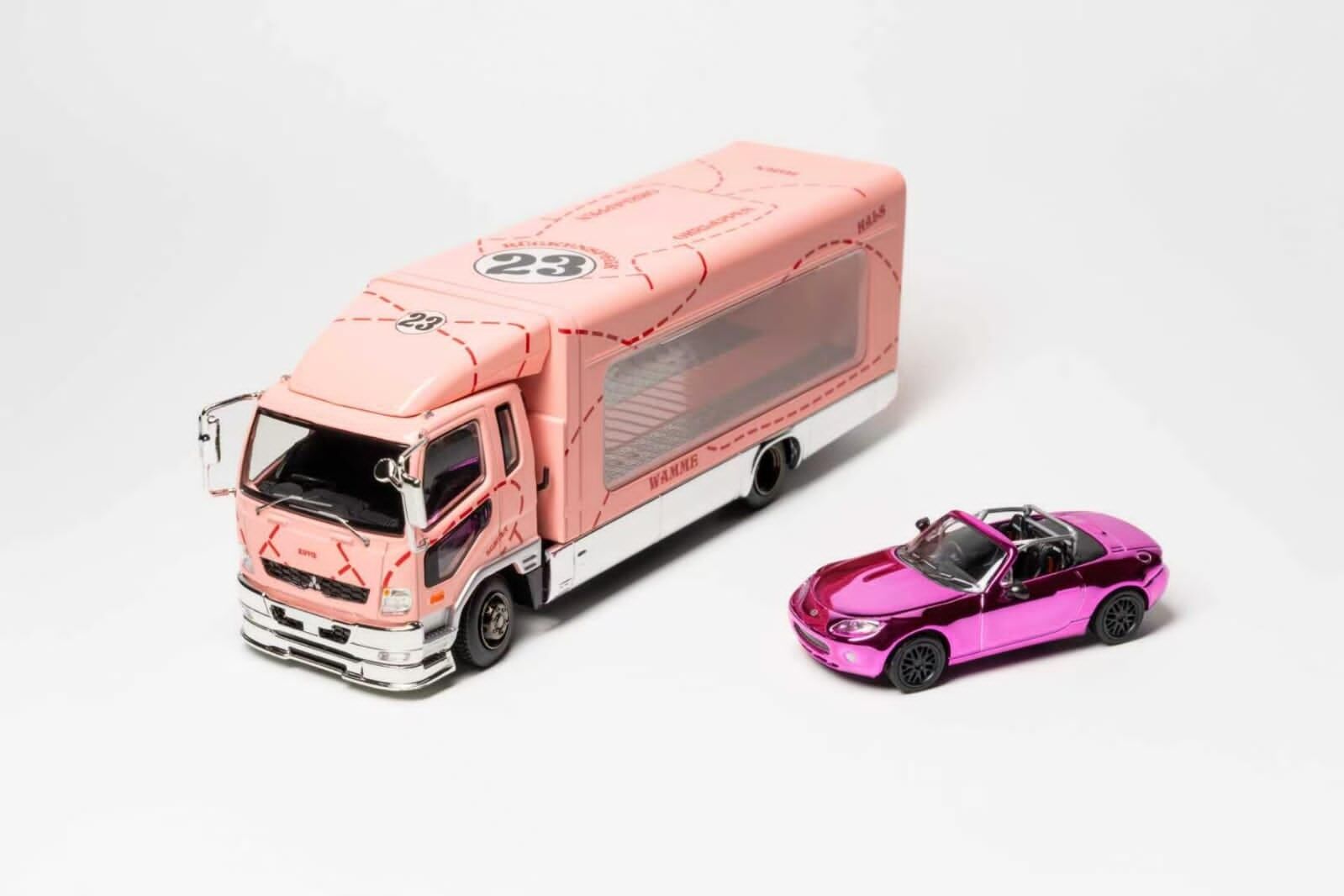 預訂:1/64 GCD #563 Mitsubishi Fuso Fighter Pink Pig #23 with Mazda MX-5 Racecar (NC) Chrome Pink (KS-063-563)