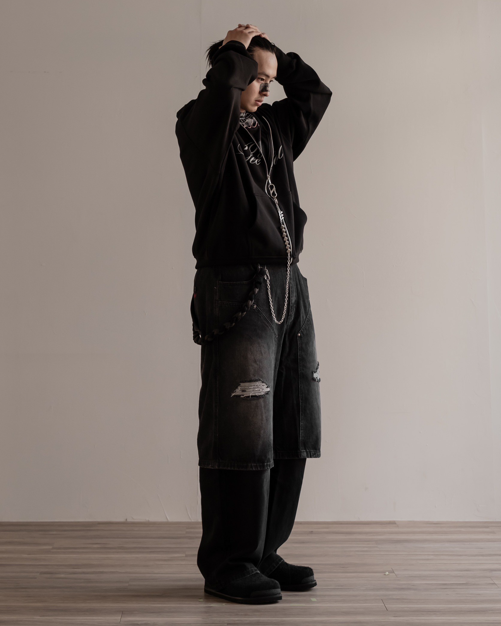EDDIE LOOK 01