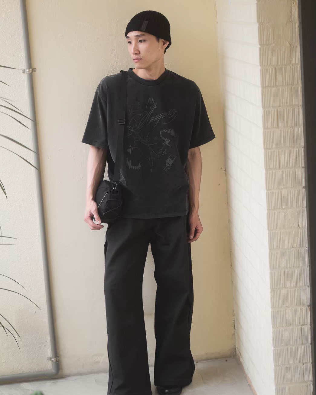 EDDIE LOOK 01