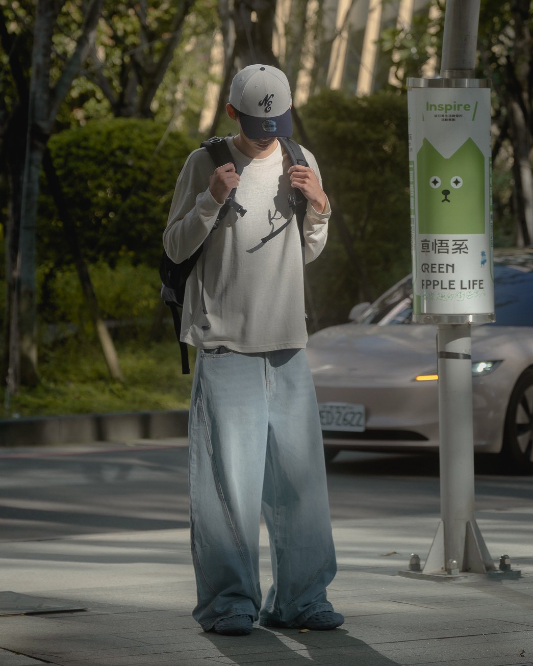 EDDIE LOOK 01