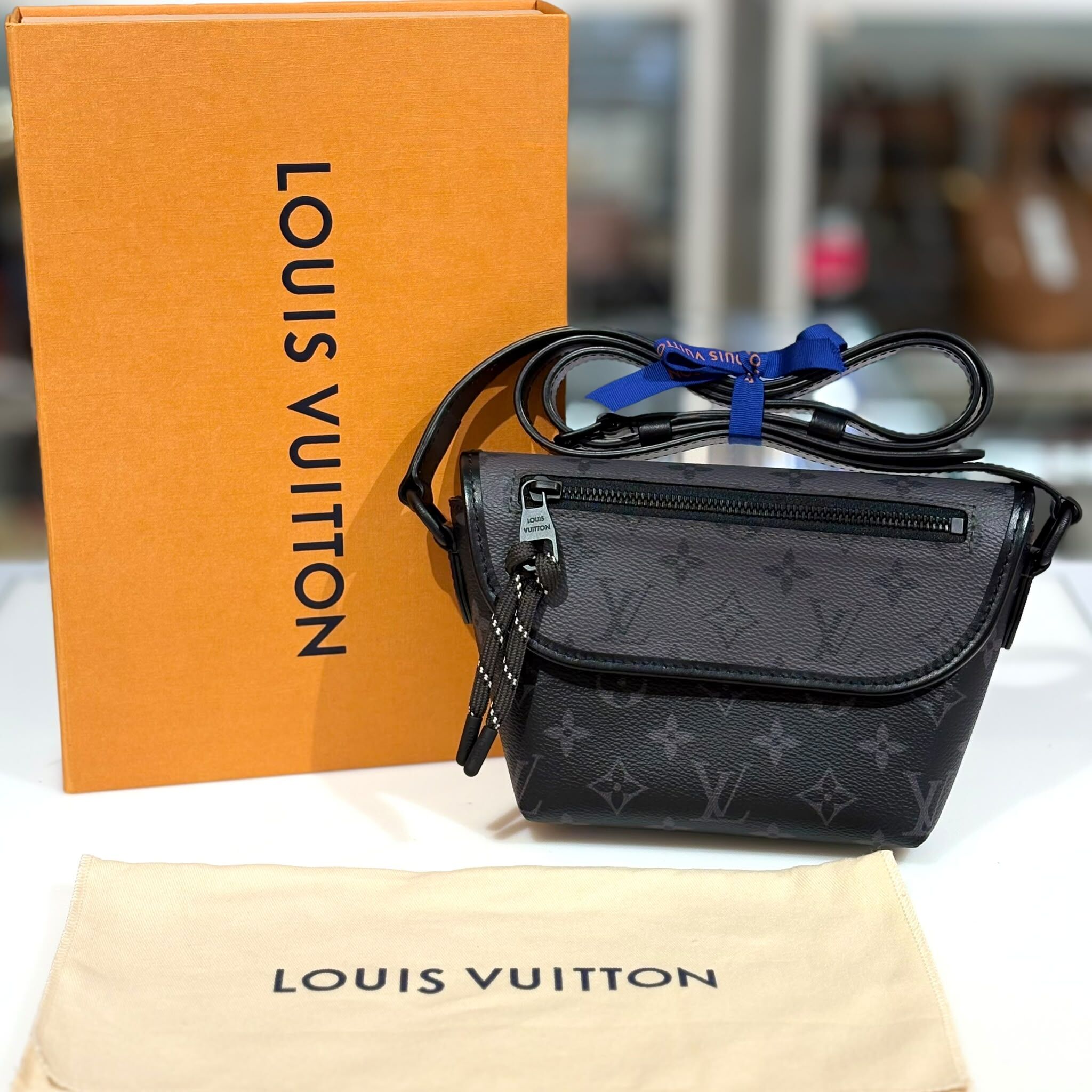 全新LV 男士斜背包, M12636 PULSE 可穿戴式銀包 黑色MONOGRAM帆布/牛皮 #BRAND NEW #香榭站正品