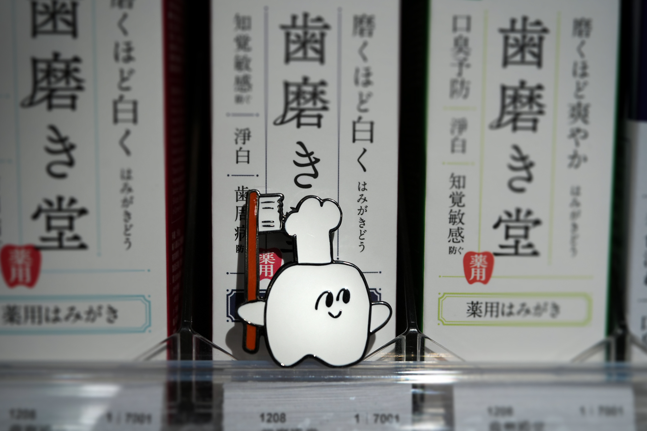 歯のピンバッジ