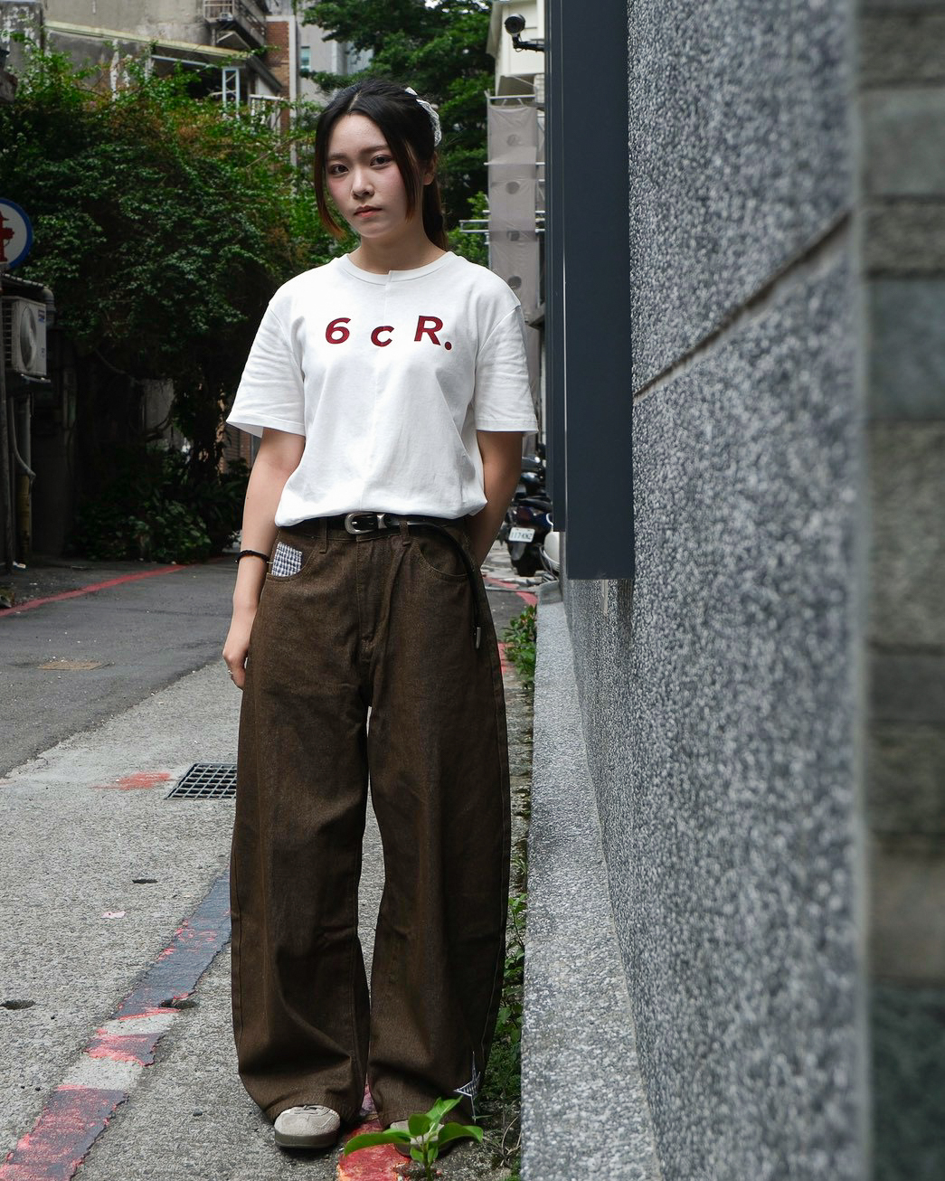EDDIE LOOK 01