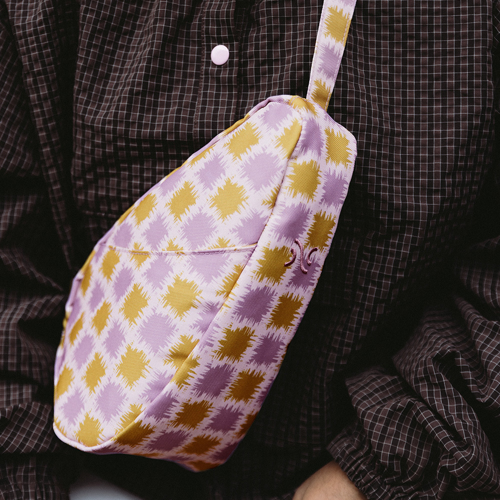 印花系列 RECYCLED PRINT SLING 斜背包-霓彩光格
