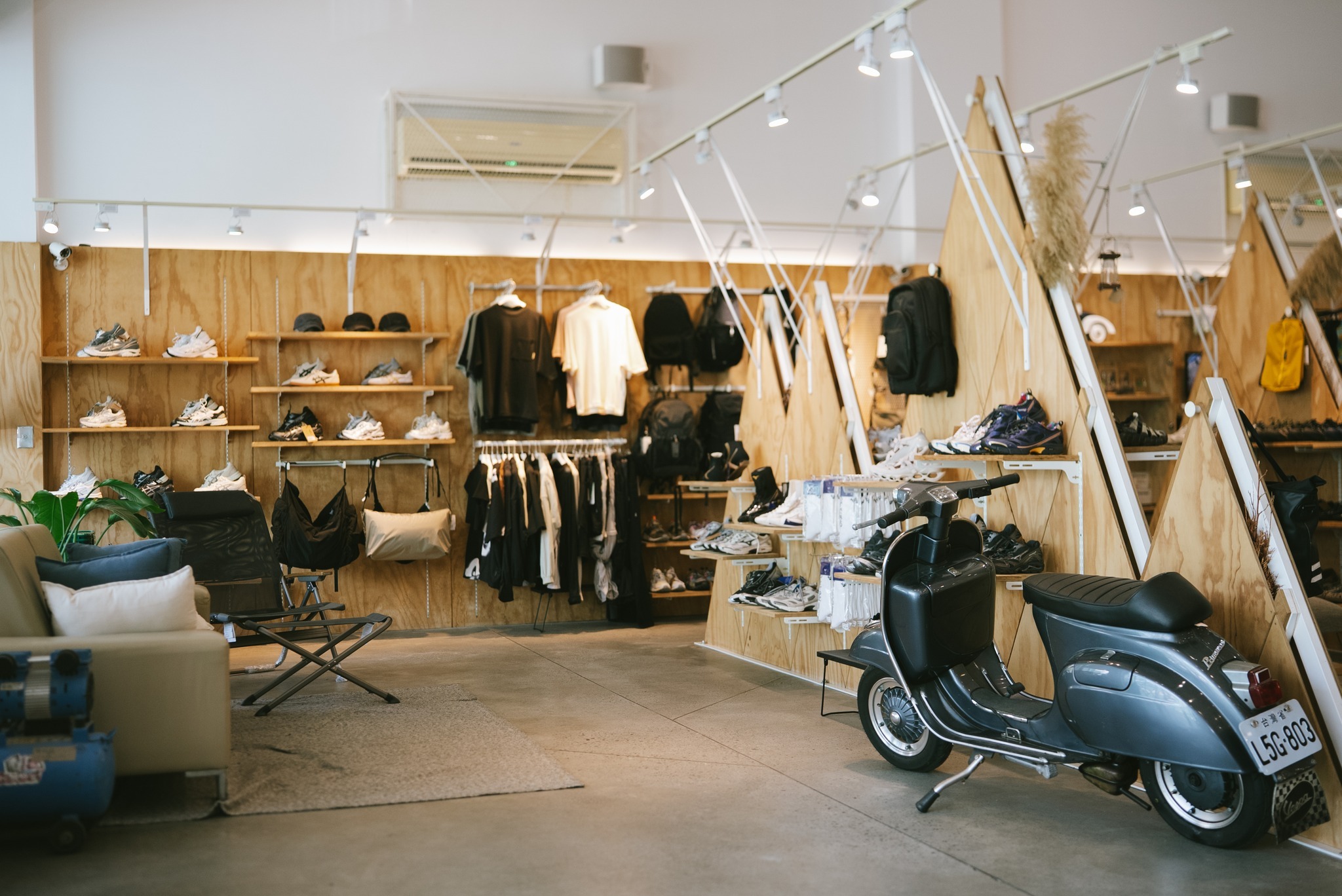 OUTDOOR MAN 台南旗艦店與店內 Vespa