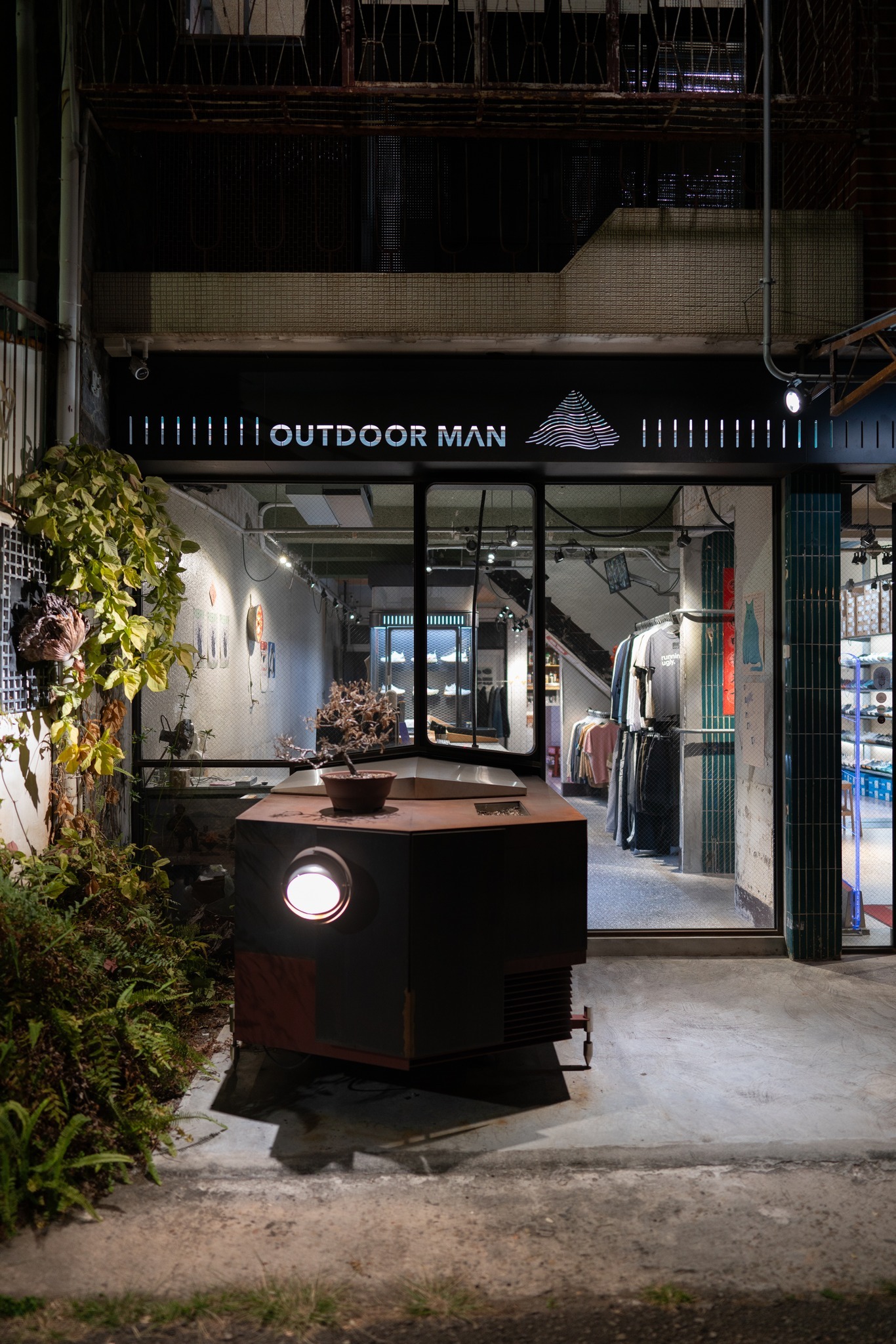 OUTDOOR MAN 台中店入口與戶外植栽