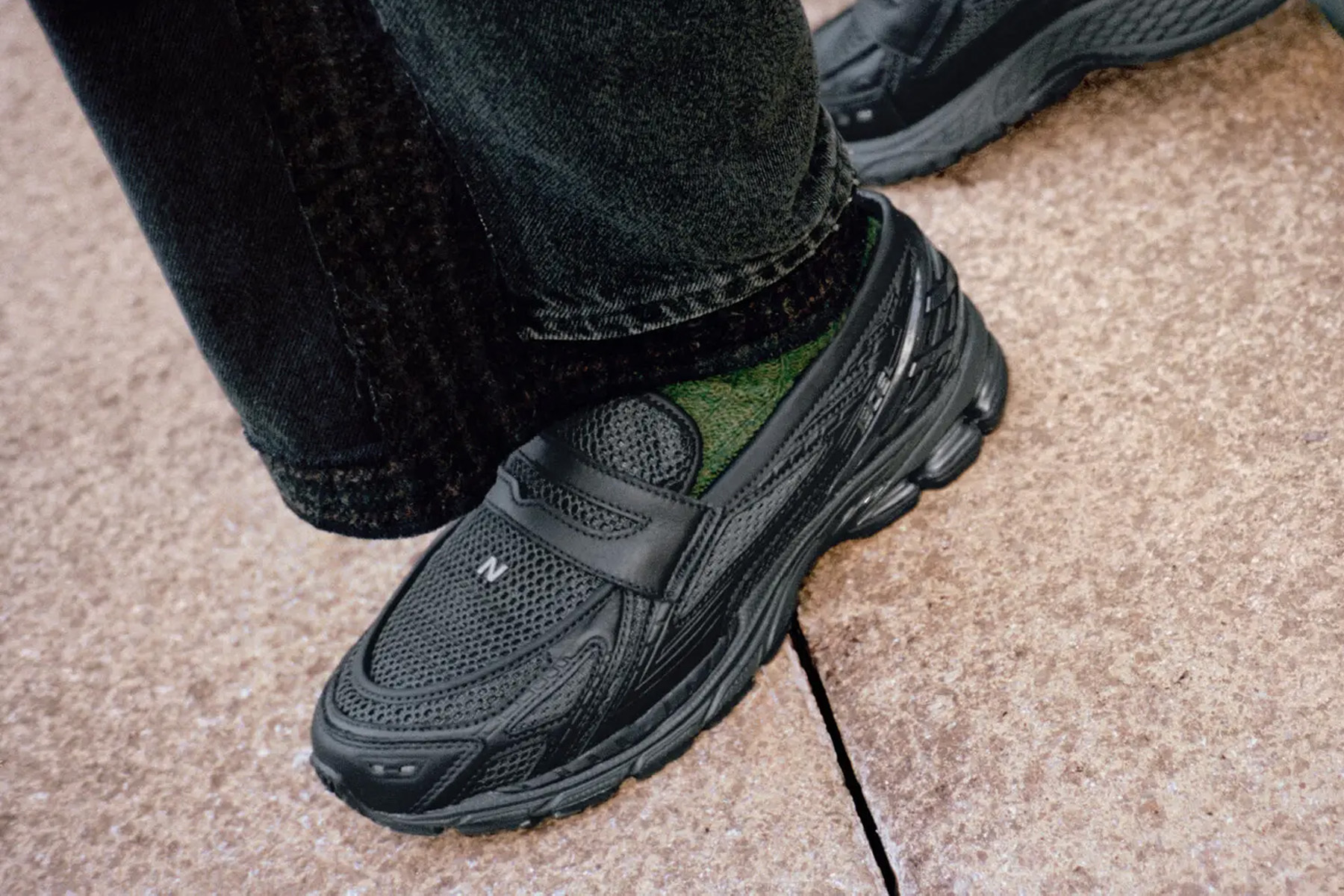 New Balance 1906L 樂福鞋，展現網布與高質感麂皮異材質拼接的混種美學
