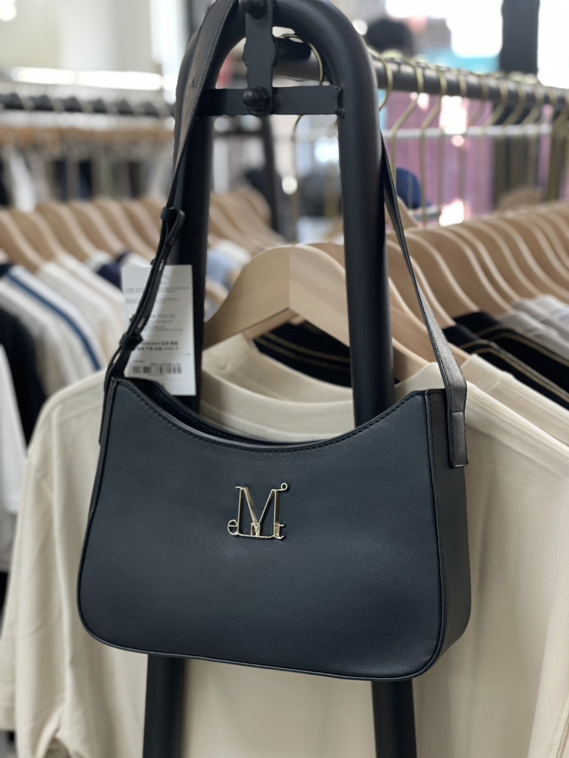 【OWN】Mucent 皮革 單肩包 側背 手提 金屬 LOGO 手拿包 男女通用 黑色