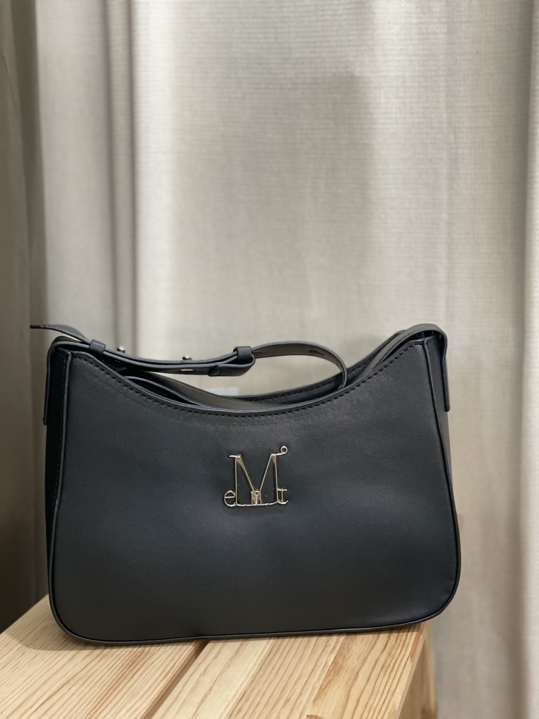 【OWN】Mucent 皮革 單肩包 側背 手提 金屬 LOGO 手拿包 男女通用 黑色