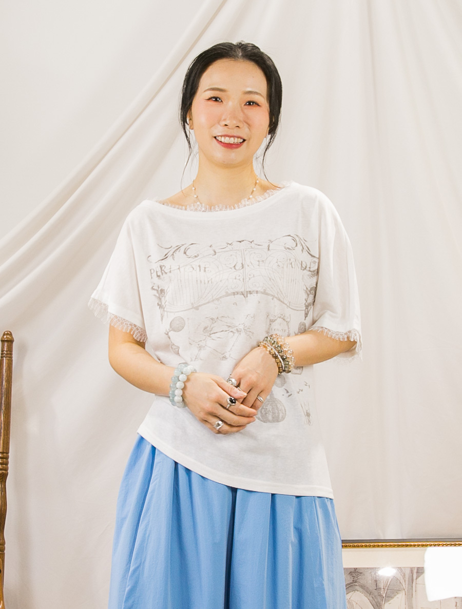【SUMMER SALE】單邊腰位打摺．領邊 袖口LACE．圖案PRINT COTTON料TOP【不設退換】