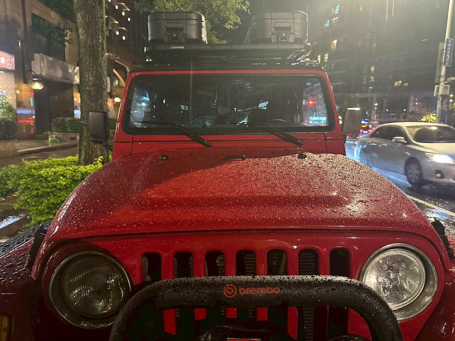 Jeep Wrangler 吉普牧馬人安裝 YAKIMA SkyFort 車頂戰術箱｜unrv.台灣專業安裝
