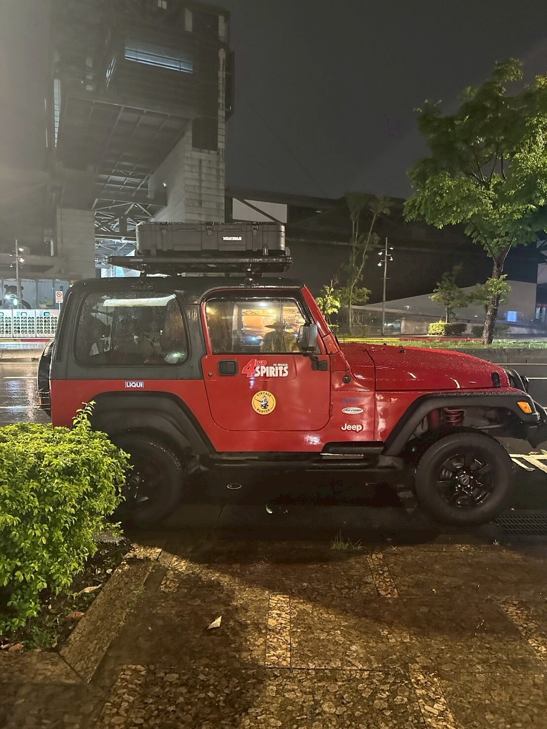 Jeep Wrangler YAKIMA SkyFort 車頂戰術箱實車安裝案例