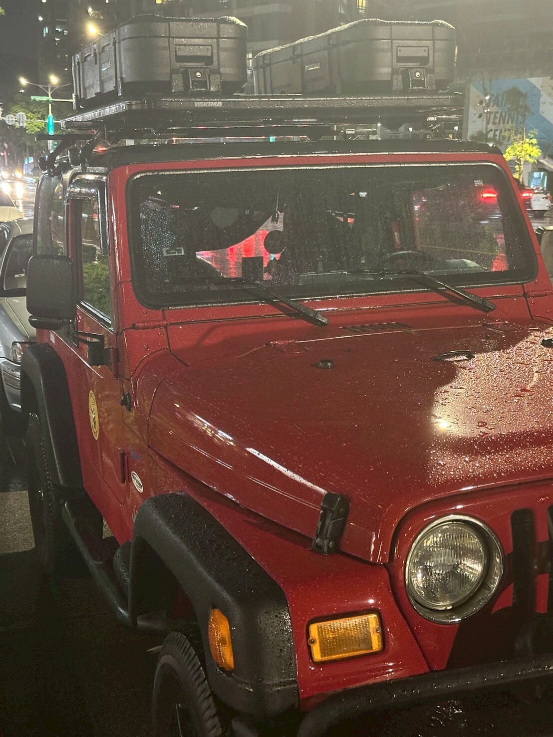 YAKIMA SkyFort 車頂行李箱安裝於 Jeep Wrangler
