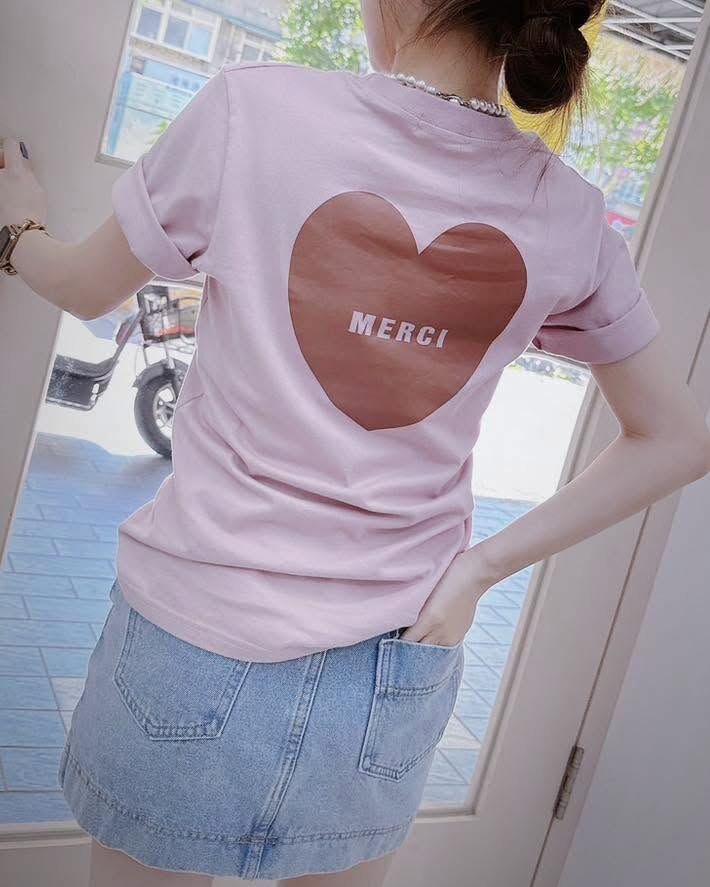 【低調時髦的刺繡字母後愛心設計棉tee】（現貨）