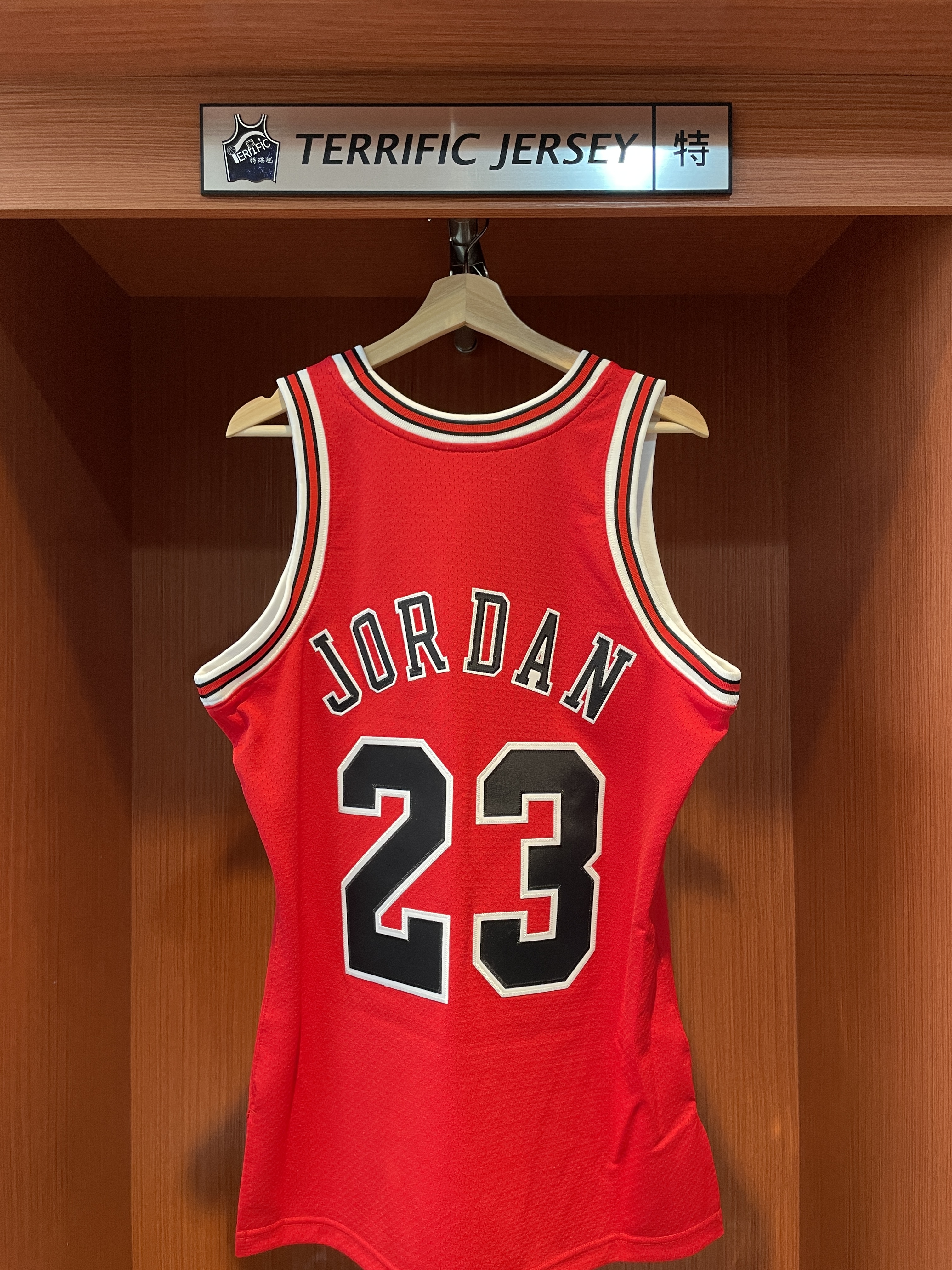 NBA球衣 Michael Jordan 芝加哥公牛 96-97紅 冠軍章 小金盃 金標 M&N Authentic 球員版 電繡 全新