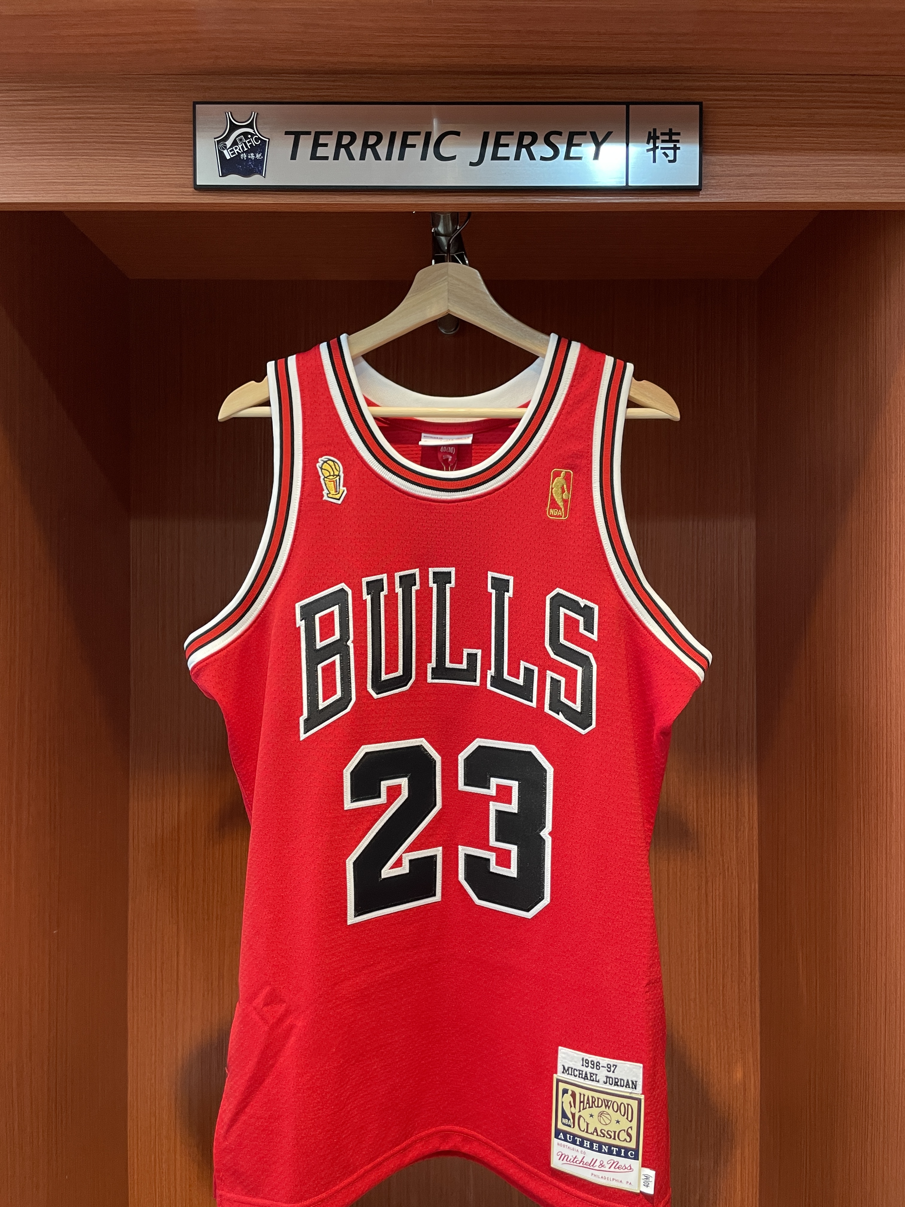 NBA球衣 Michael Jordan 芝加哥公牛 96-97紅 冠軍章 小金盃 金標 M&N Authentic 球員版 電繡 全新