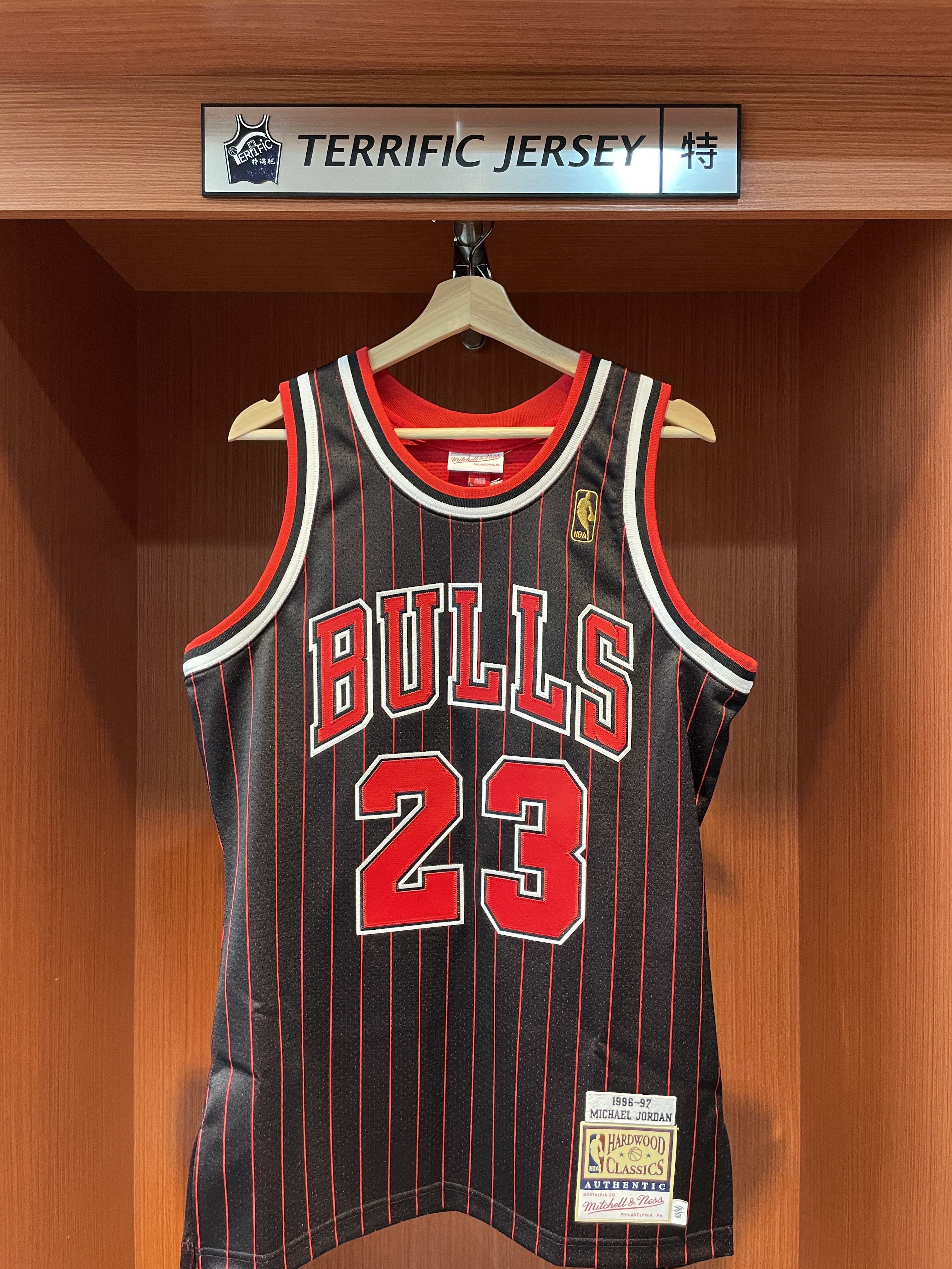 NBA球衣 Michael Jordan 芝加哥公牛 96-97 黑條紋 金標 M&N Authentic 球員版 電繡 全新