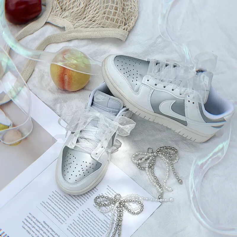 海外連線預定（張員瑛同款）女鞋 NIKE DUNK LOW 'Metallic Platinum Summit White' 白銀 緞帶 芭蕾舞 低筒 休閒鞋【IB7311-001】