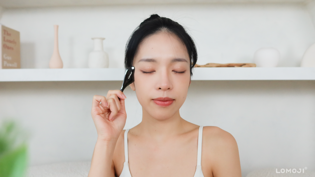 撥筋棒可搭配按摩油進行臉部按摩,幫助提升居家保養的儀式感,適合作為日常臉部按摩工具使用