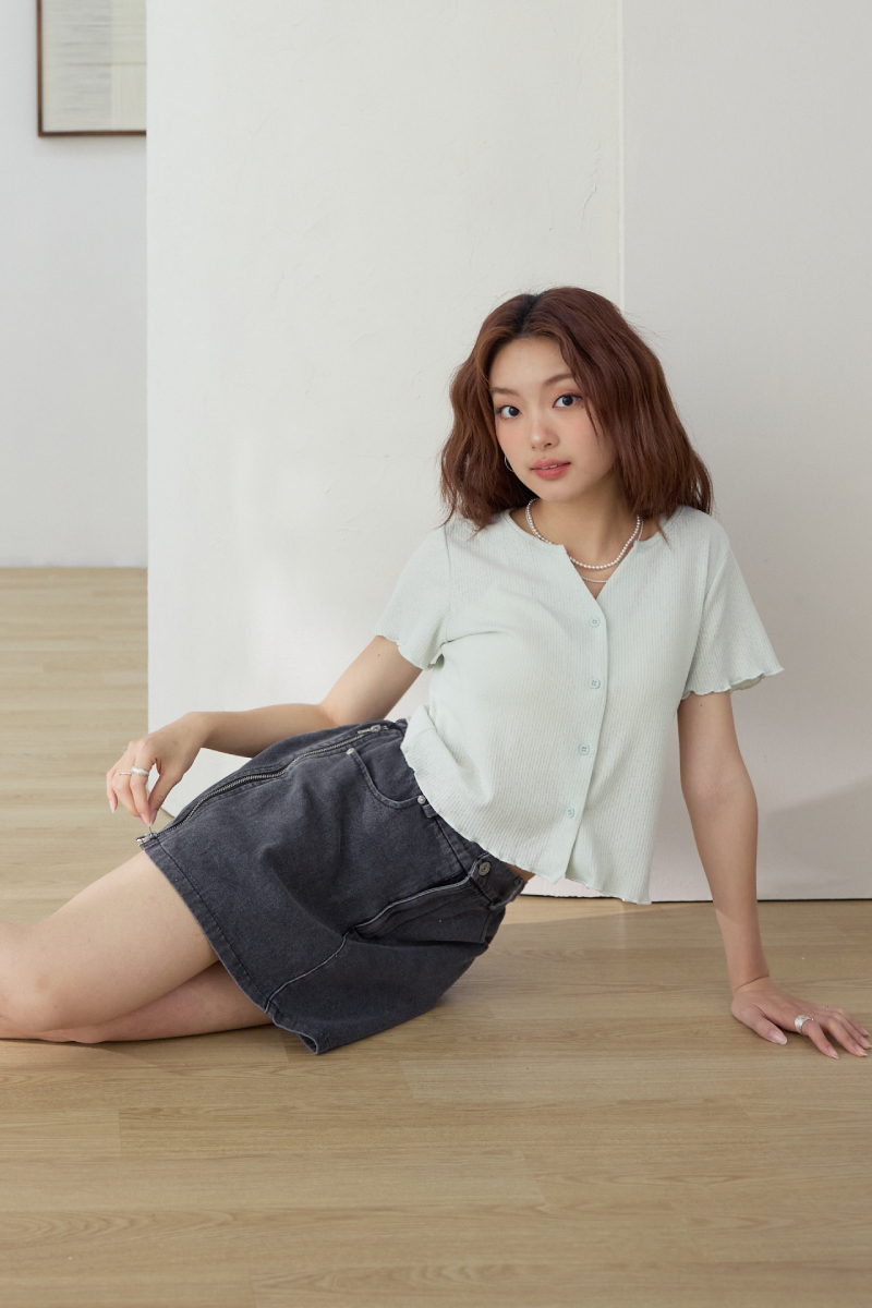 細膩坑條木耳邊開襟短袖上衣