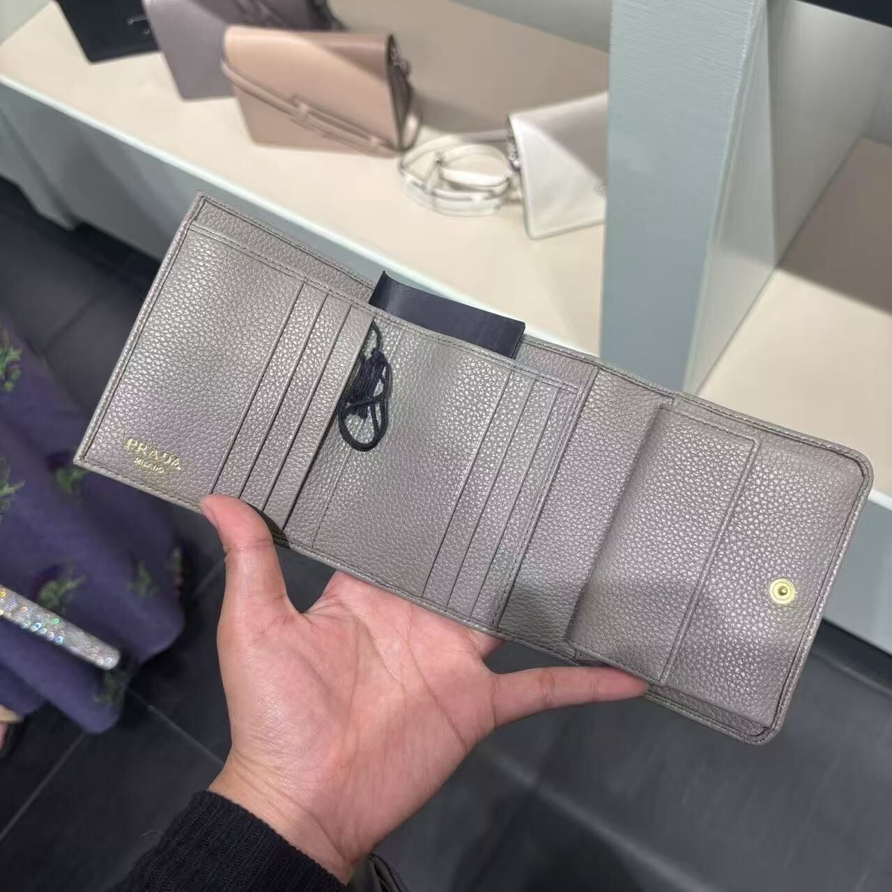 【預購】Prada S072420 三摺銀包 (灰色)