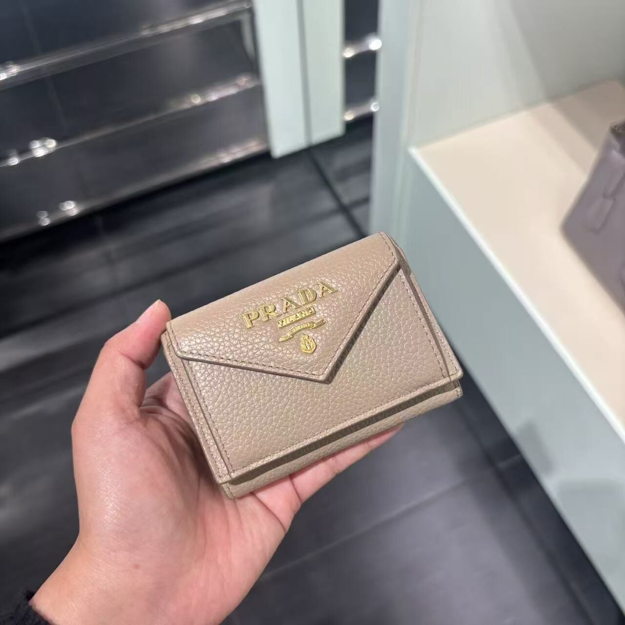 【預購】Prada S072421 信封三折短夾 (杏色)