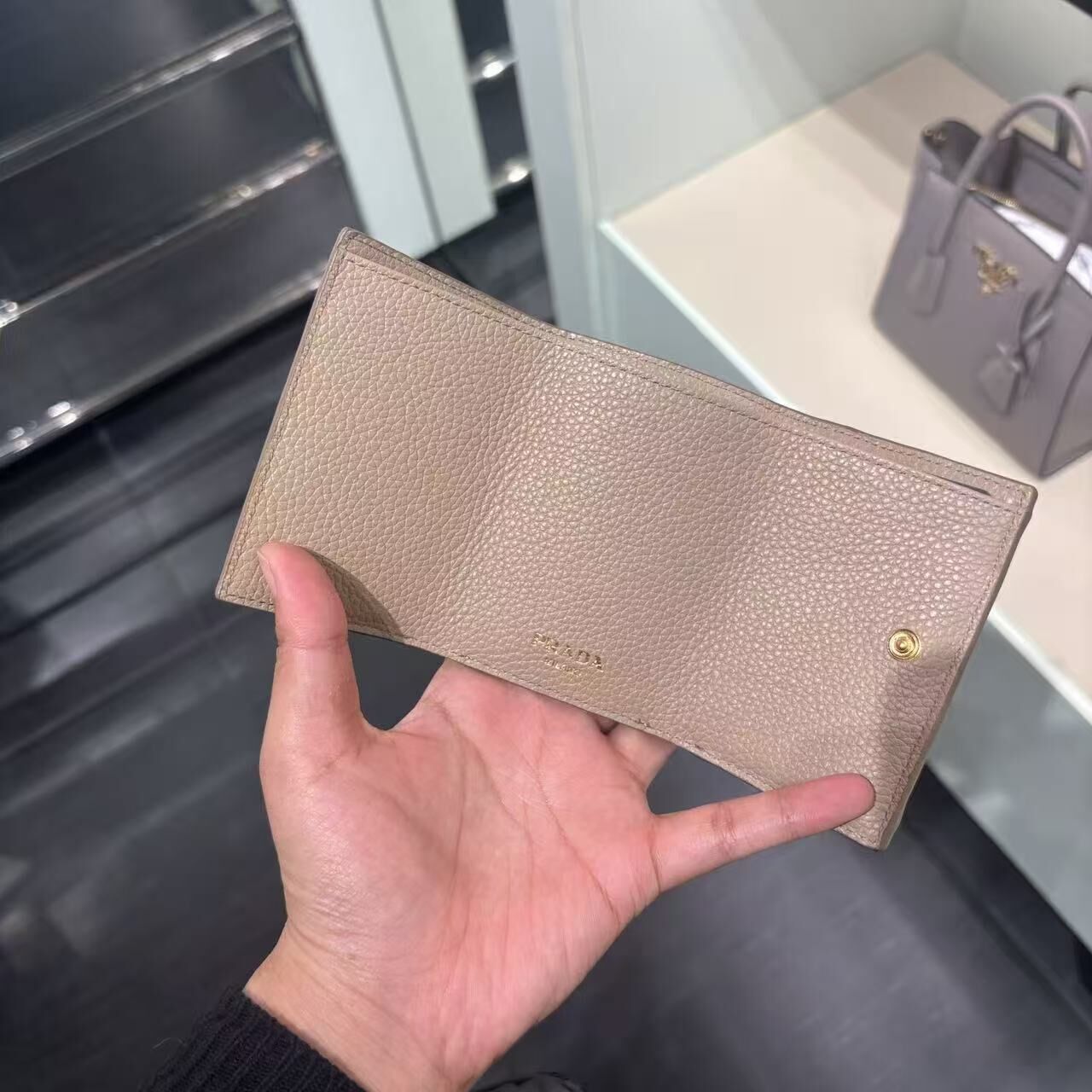 【預購】Prada S072421 信封三折短夾 (杏色)
