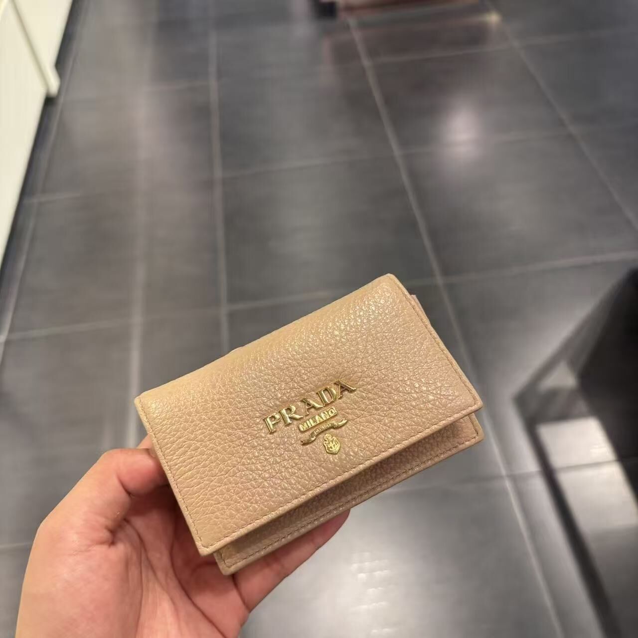【預購】Prada S072422 短款翻蓋銀包 (杏色)