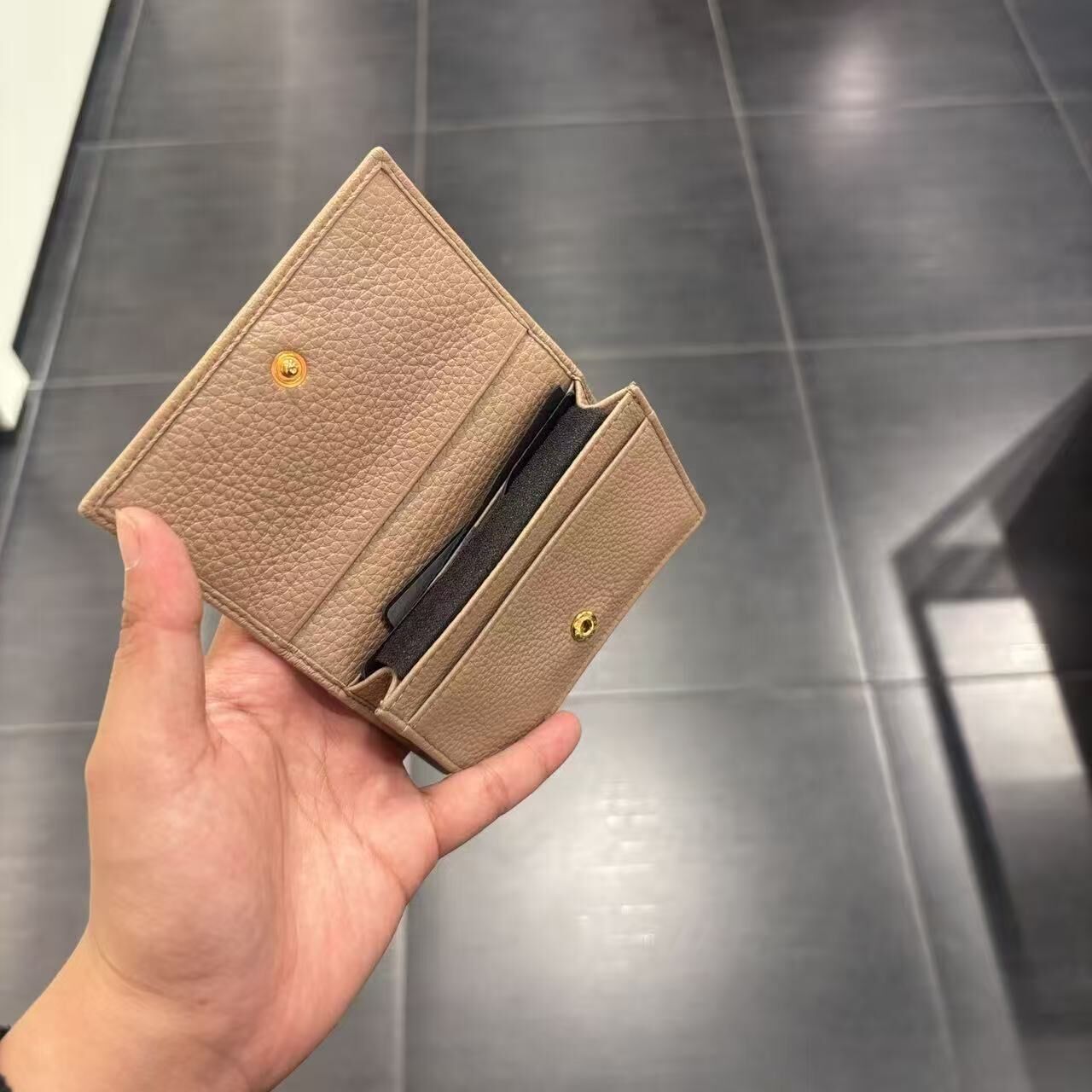 【預購】Prada S072422 短款翻蓋銀包 (杏色)