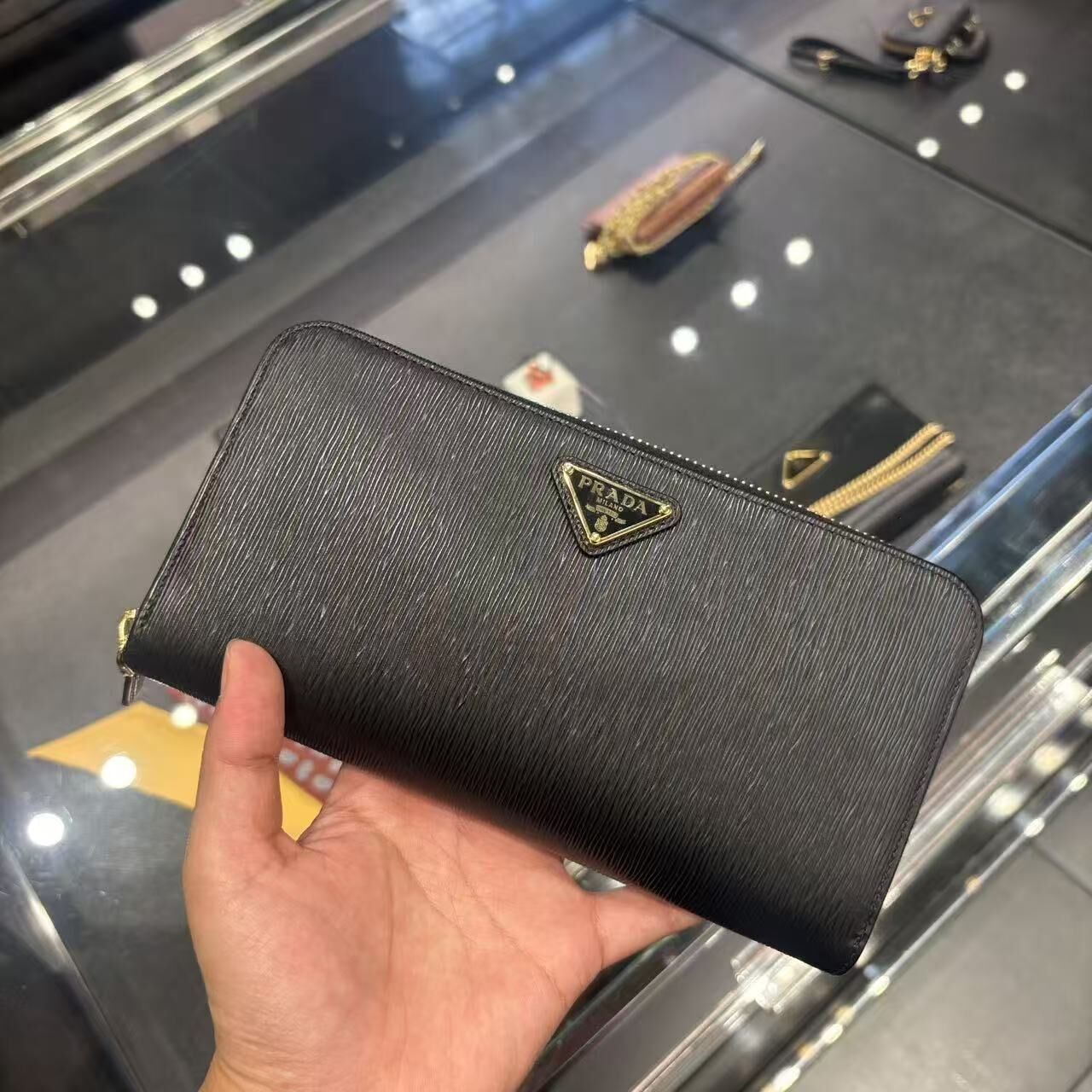 【預購】Prada S072424 長款金色拉鏈銀包 (黑色)