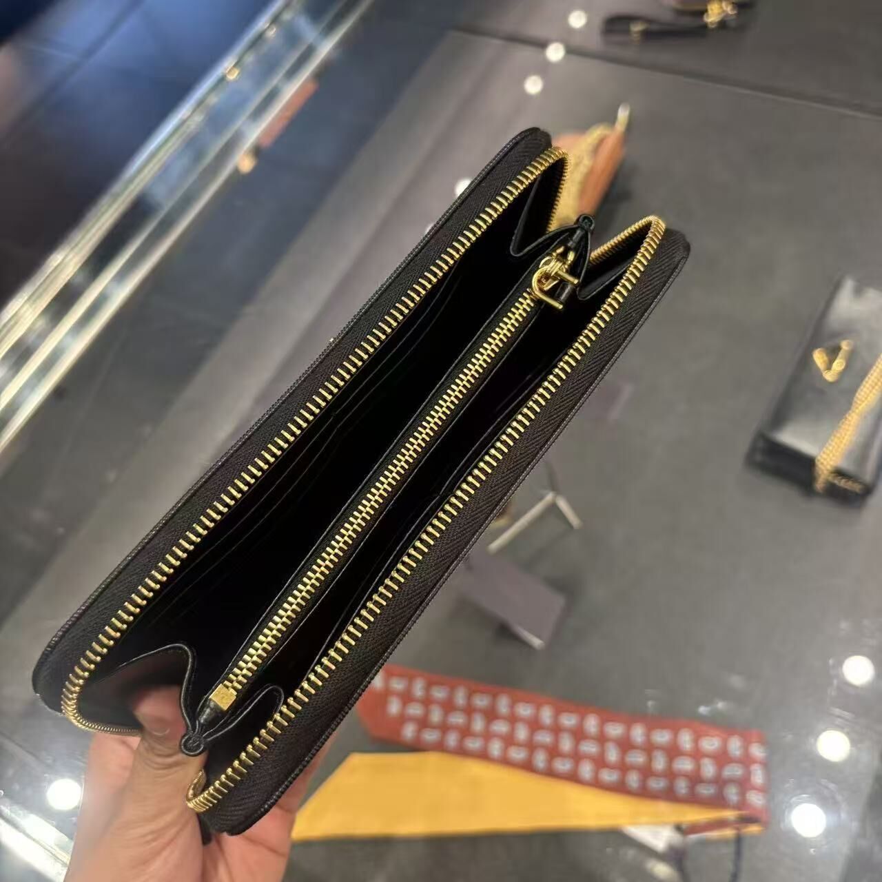 【預購】Prada S072424 長款金色拉鏈銀包 (黑色)