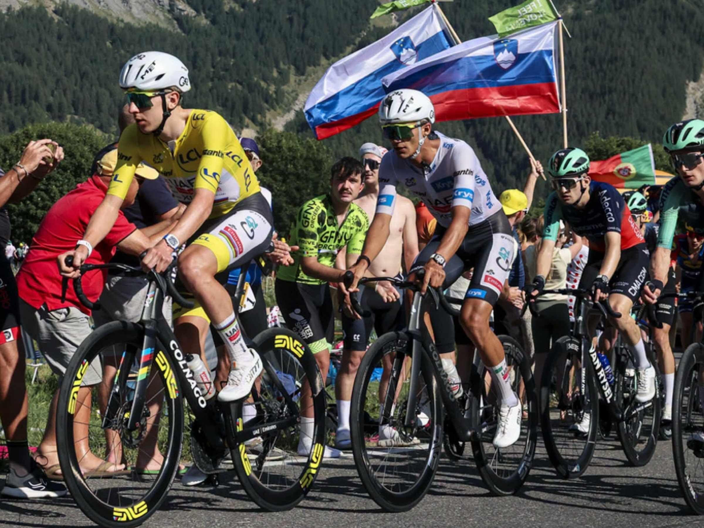2026 環法 Stage 18 高山爬坡段，身穿黃衫的 Tadej Pogačar、白衫 Isaac del Toro 與後方 Paul Seixas 同框進攻，展現黃衫與白衫戰術對決。