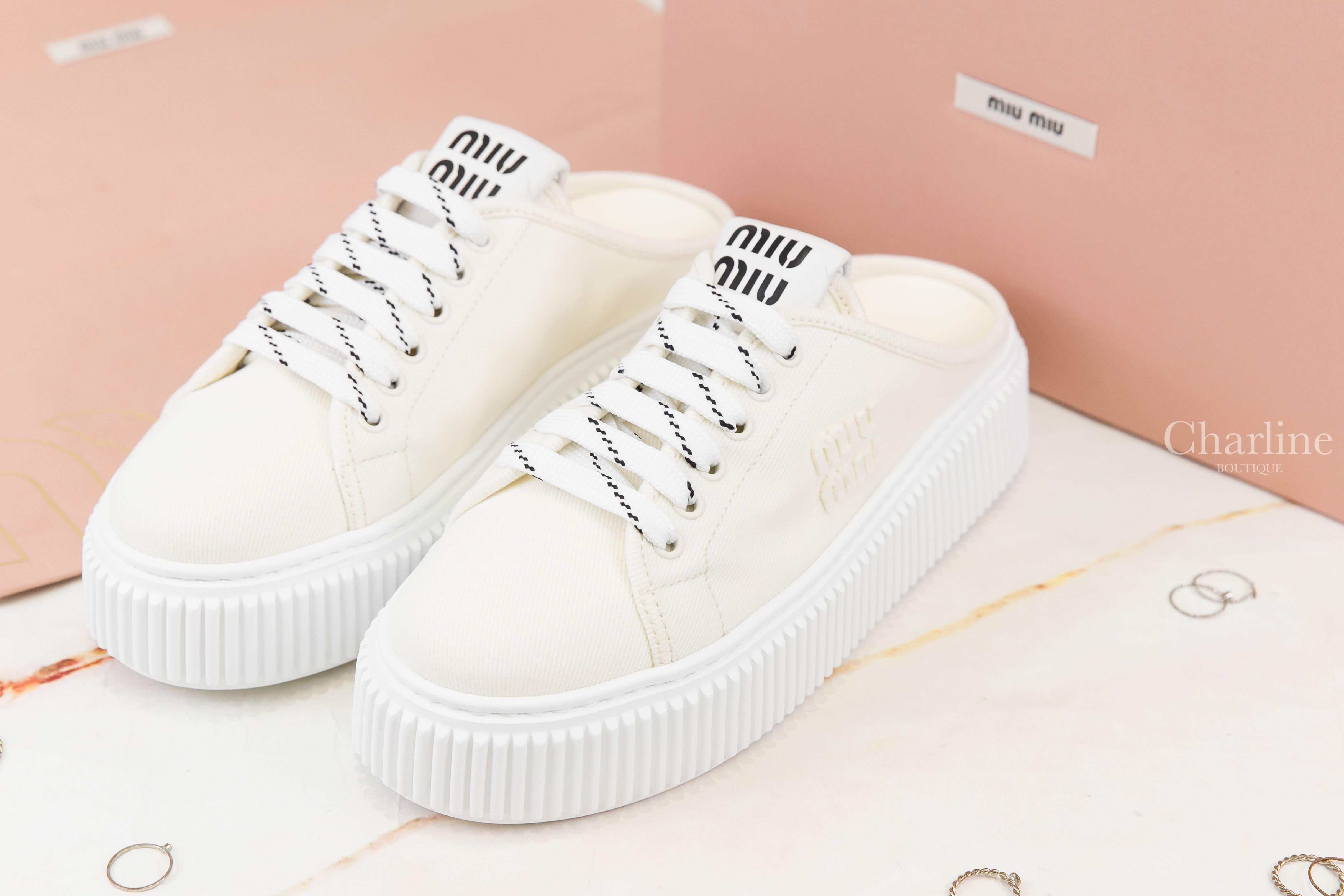 Miu Miu Denim Sneaker Mules 象牙白黑字側邊刺繡Logo水洗牛仔棉質厚底穆勒鞋-Charline Boutique 精品代購