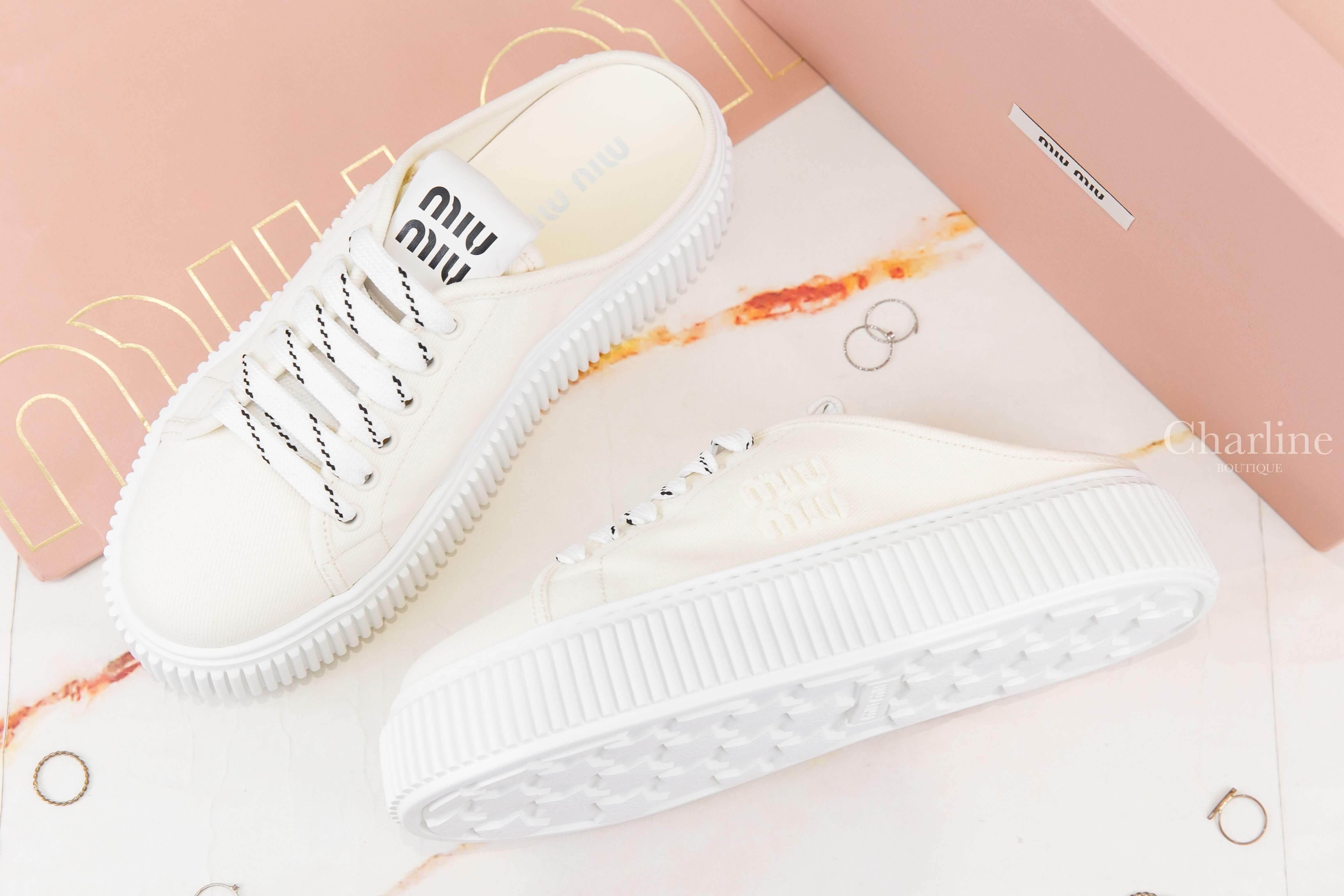 Miu Miu Denim Sneaker Mules 象牙白黑字側邊刺繡Logo水洗牛仔棉質厚底穆勒鞋-Charline Boutique 精品代購
