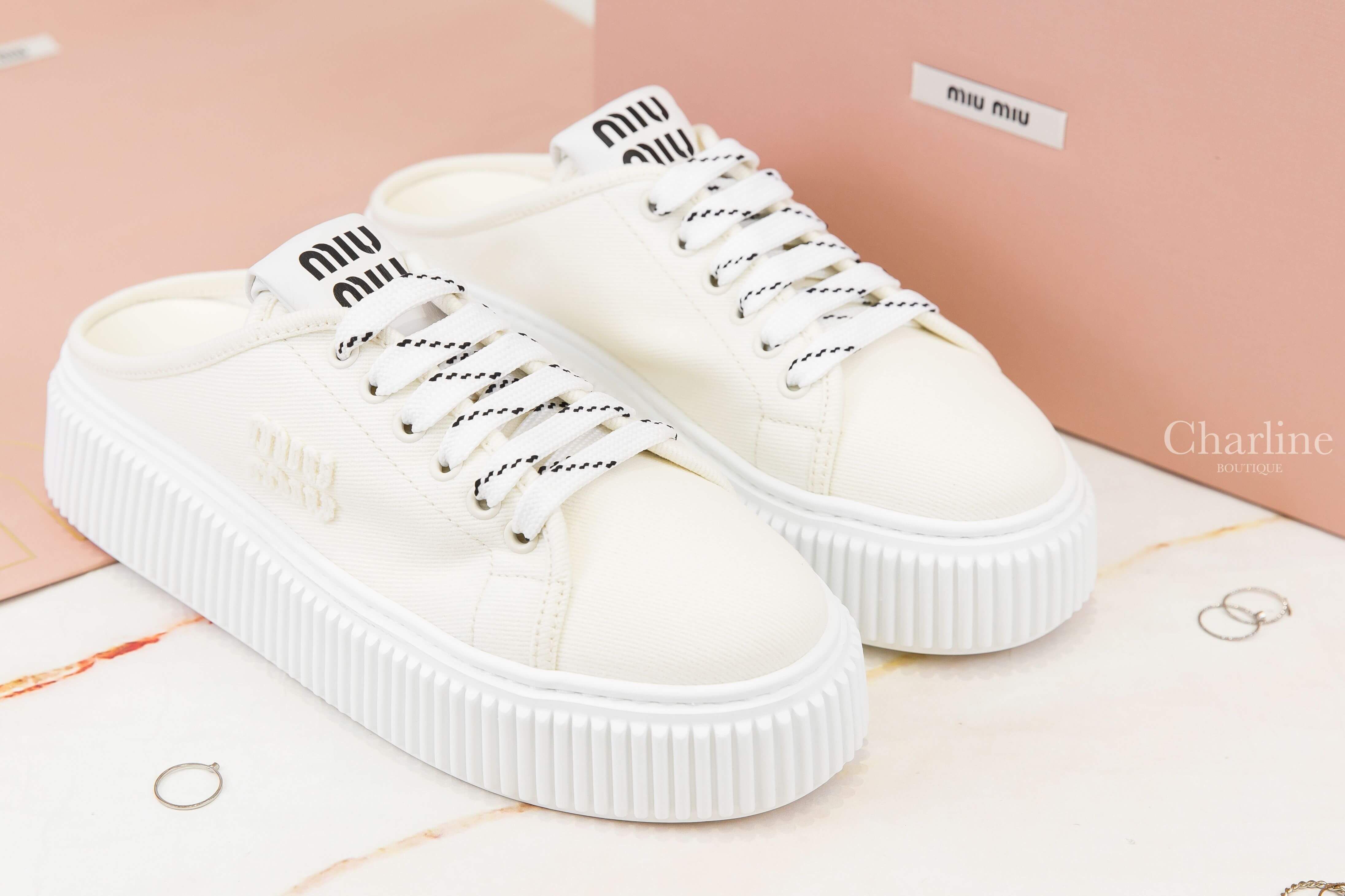 Miu Miu Denim Sneaker Mules 象牙白黑字側邊刺繡Logo水洗牛仔棉質厚底穆勒鞋