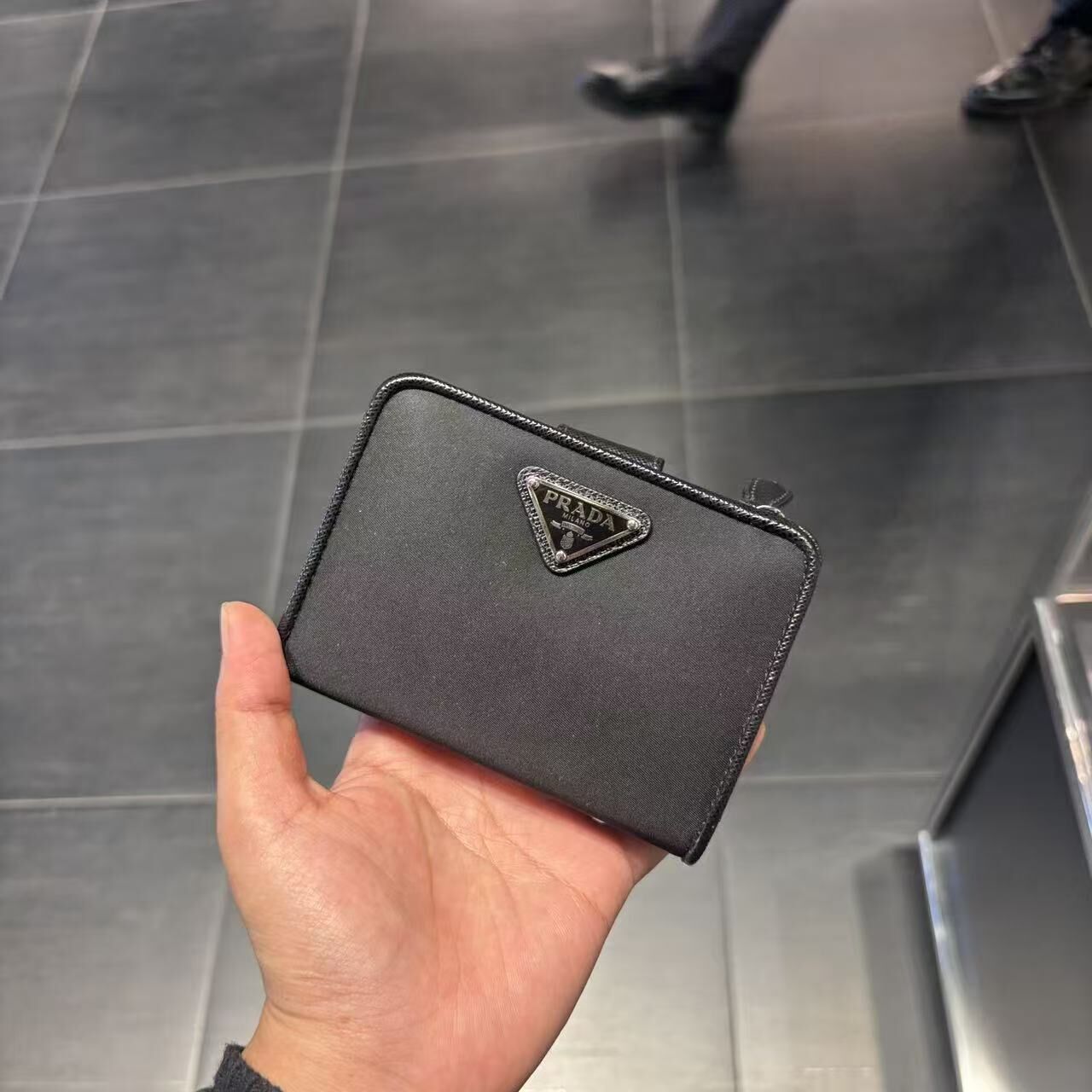 【預購】Prada S072427 短款對褶卡包 (黑色)
