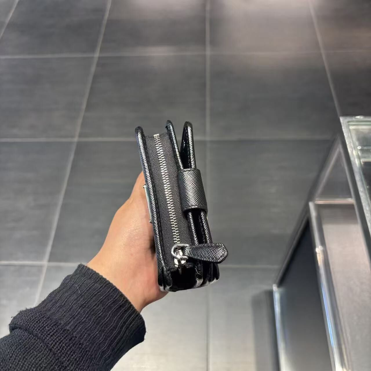 【預購】Prada S072427 短款對褶卡包 (黑色)