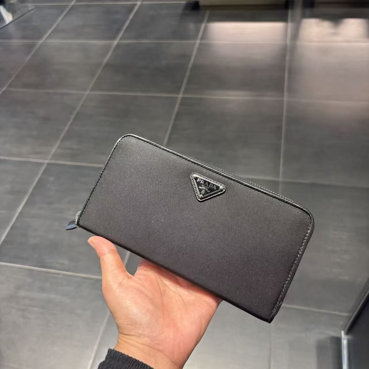 【預購】Prada S072428 長款銀拉鏈銀包 (黑色)