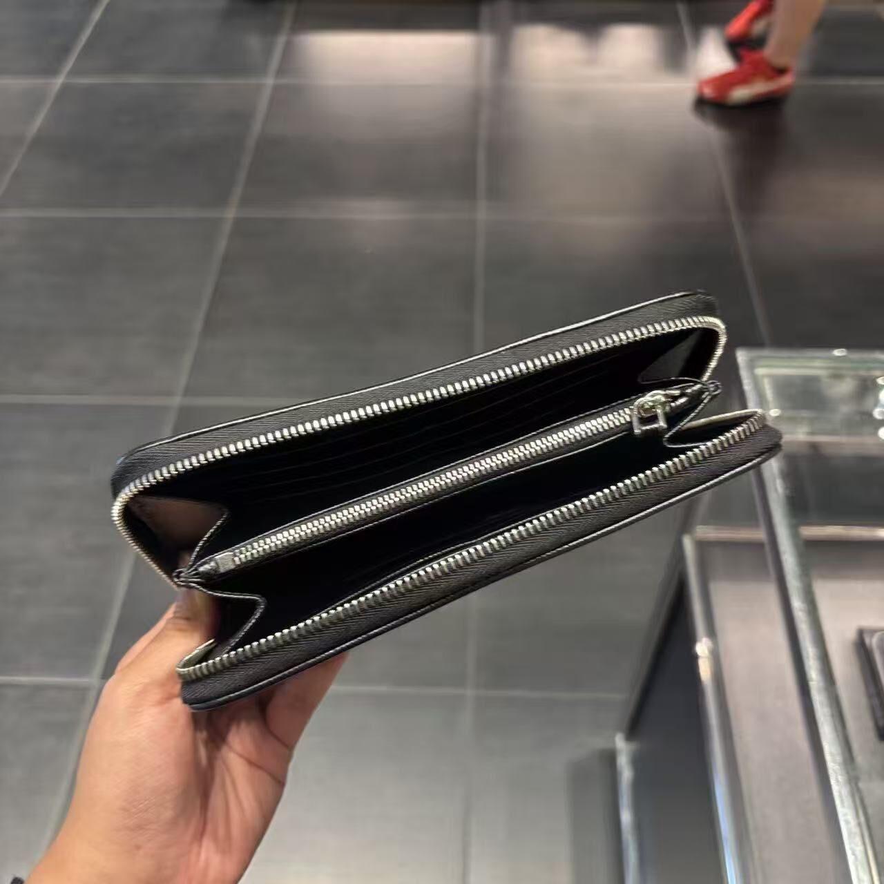 【預購】Prada S072428 長款銀拉鏈銀包 (黑色)