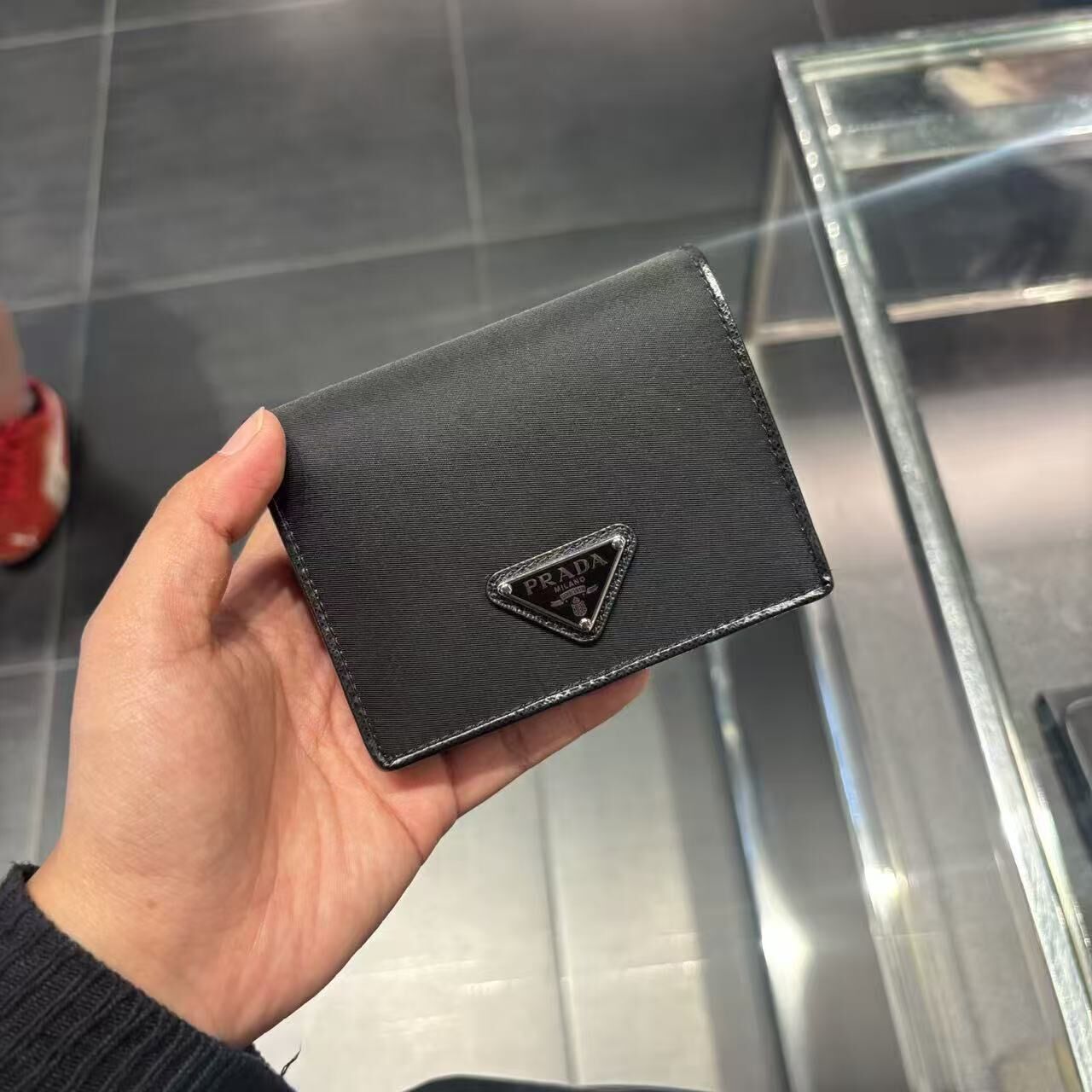 【預購】Prada S072431 對扣短款銀包 (黑色)