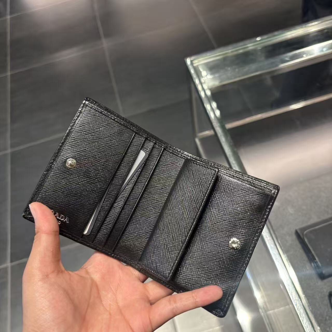 【預購】Prada S072431 對扣短款銀包 (黑色)