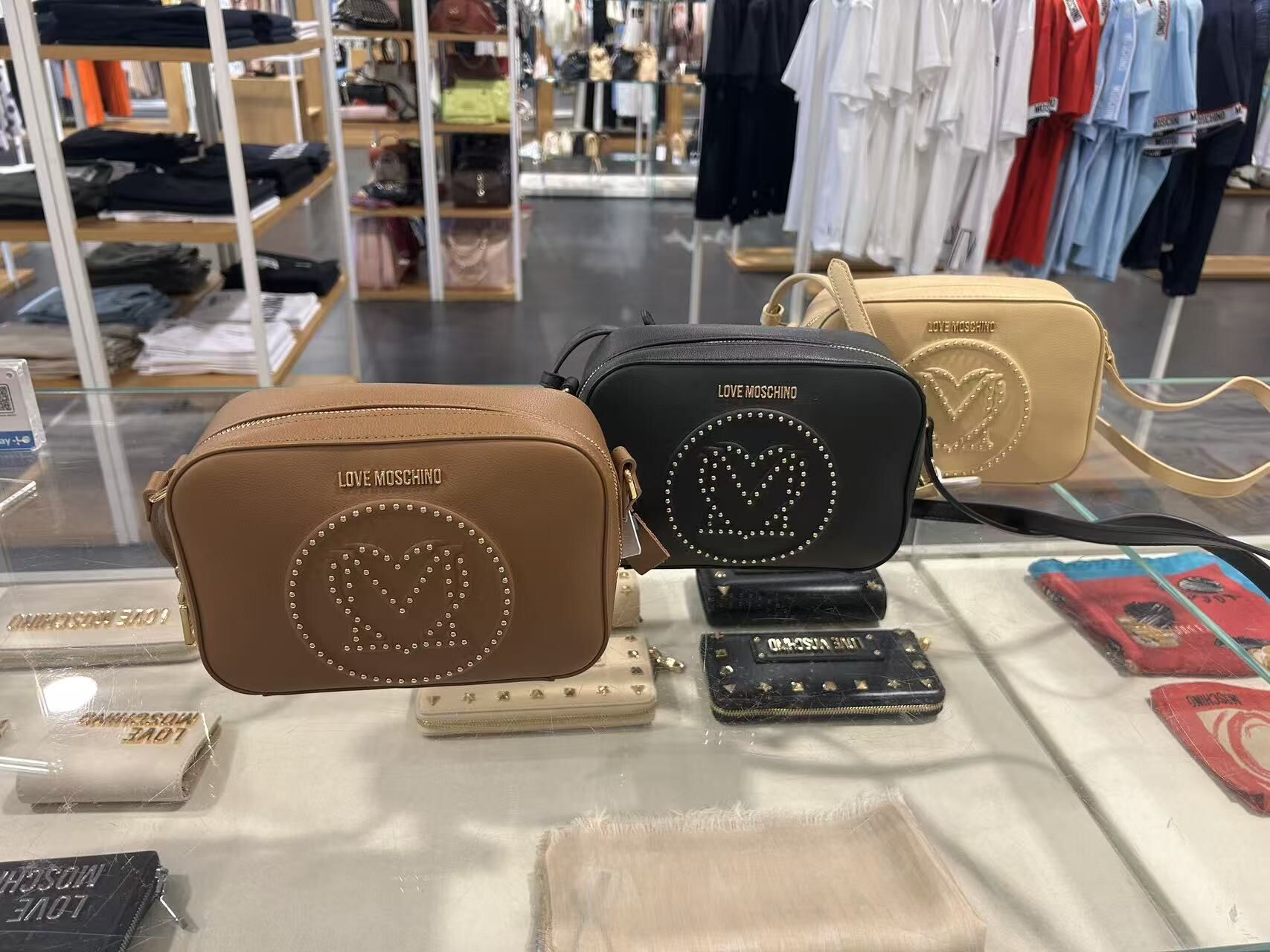 LYS02138 Love Moschino 窩釘logo相機包