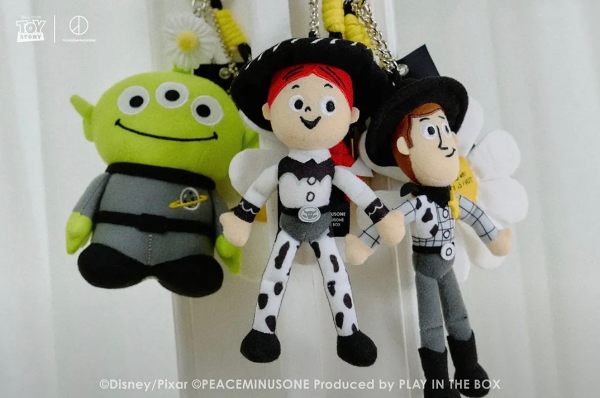 【數量有限！優惠預訂】PEACEMINUSONE x DISNEY TOY STORY THE FIRST FAN PLUSH KEY RING（3款）