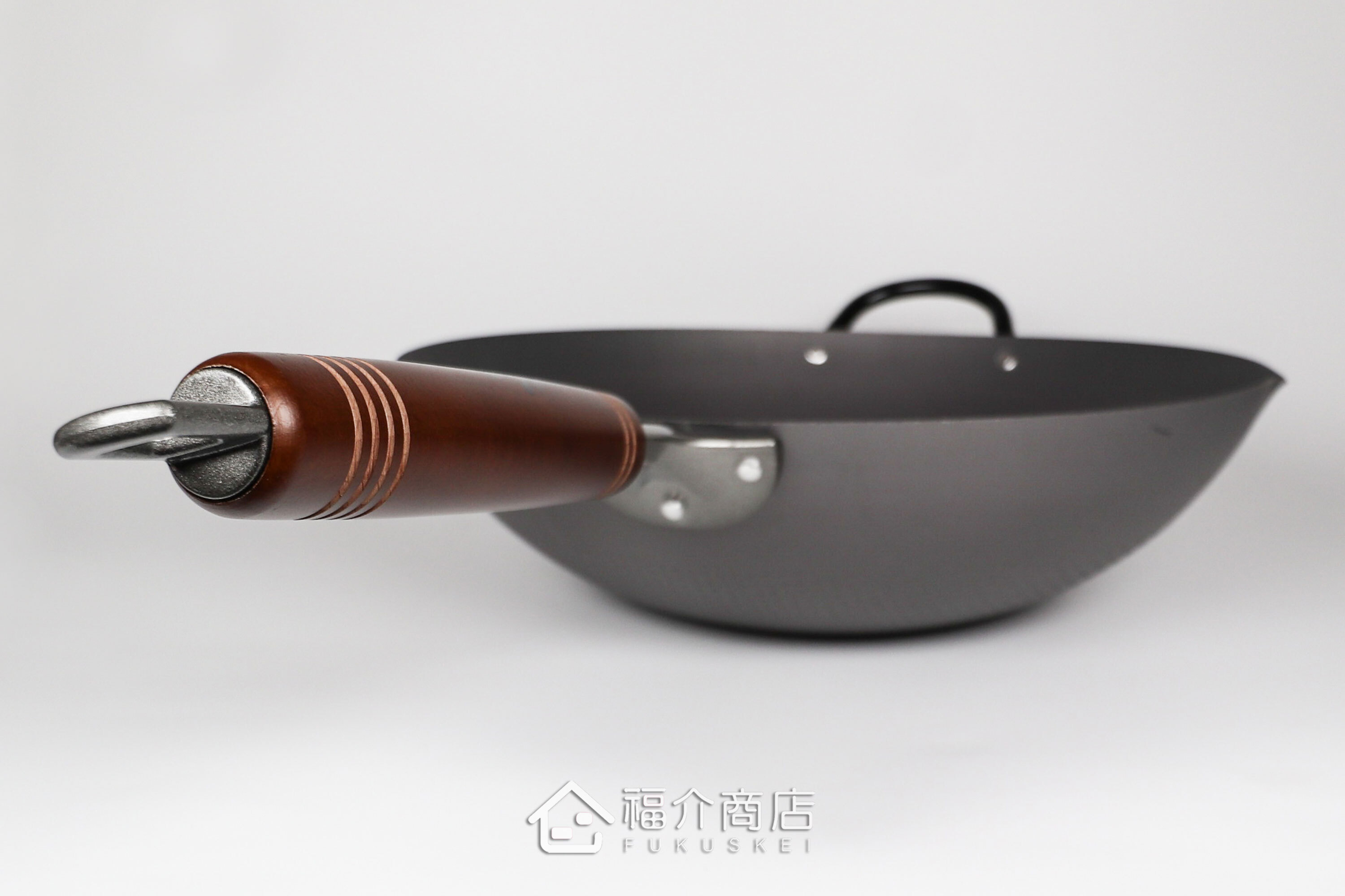 木柄手把的窒化鐵炒鍋