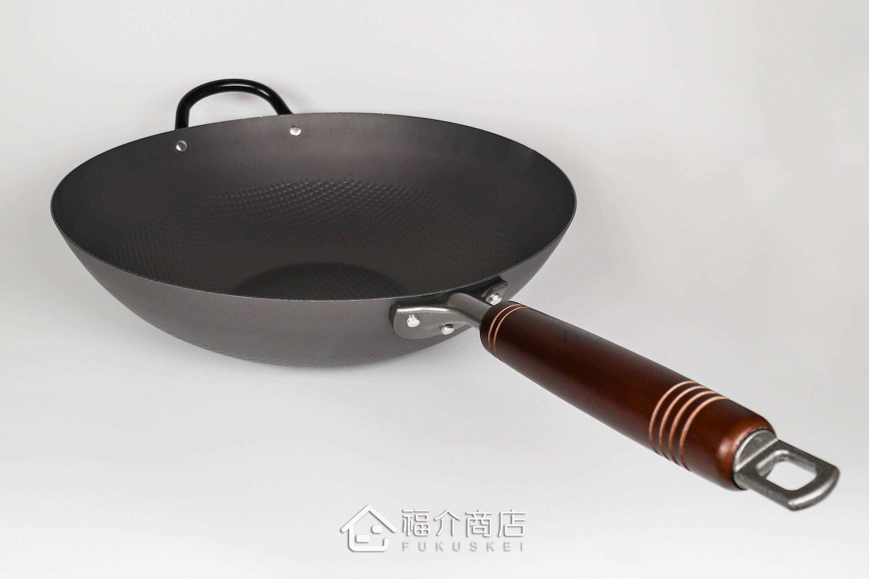 木柄手把的窒化鐵炒鍋
