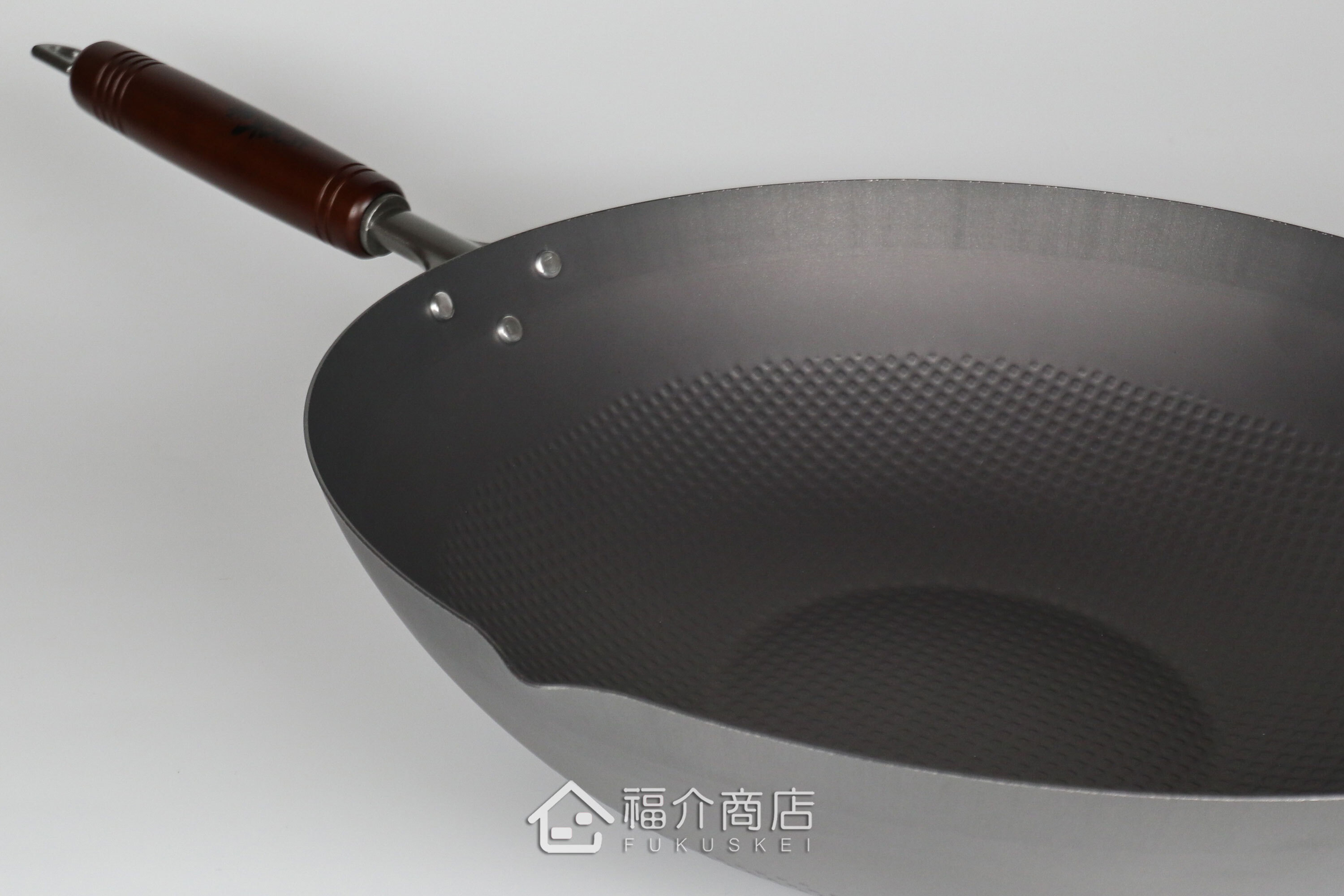 木柄手把的窒化鐵炒鍋